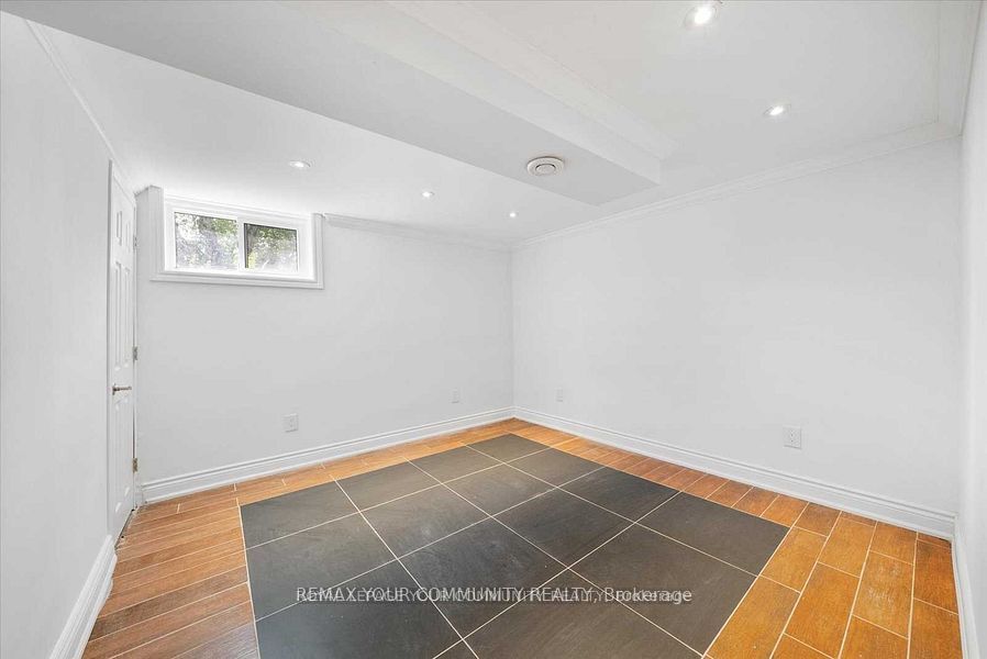 93 Westmount Drive S Lower Property Photo 8