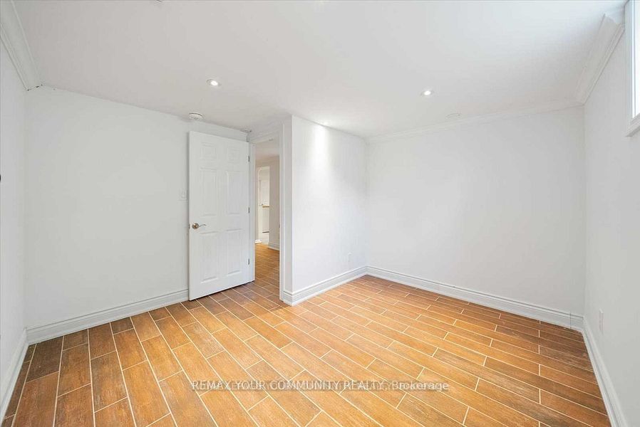 93 Westmount Drive S Lower Property Photo 9
