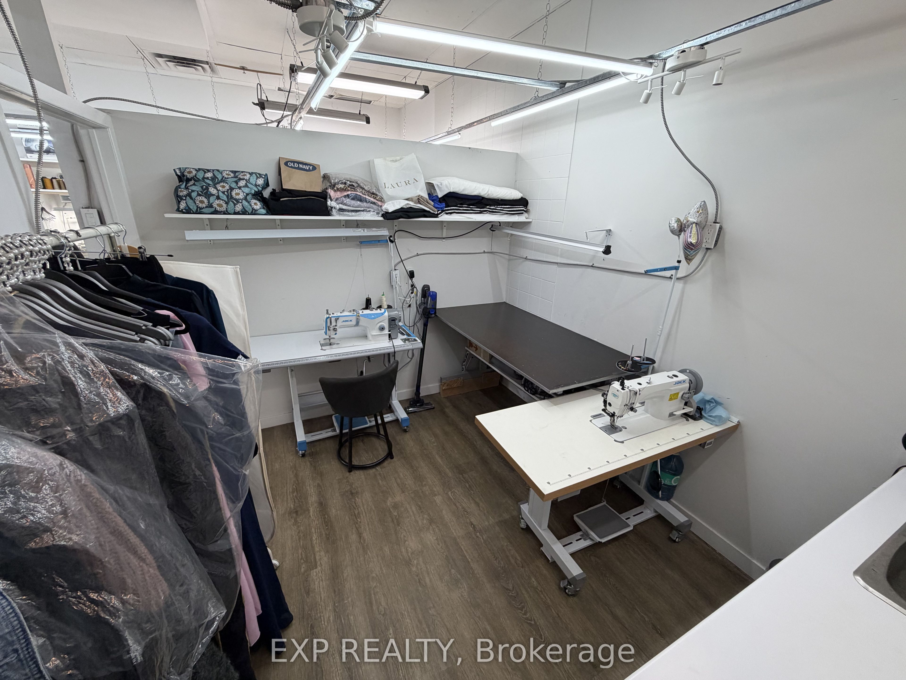 384 Yonge Street 11 Property Photo 14