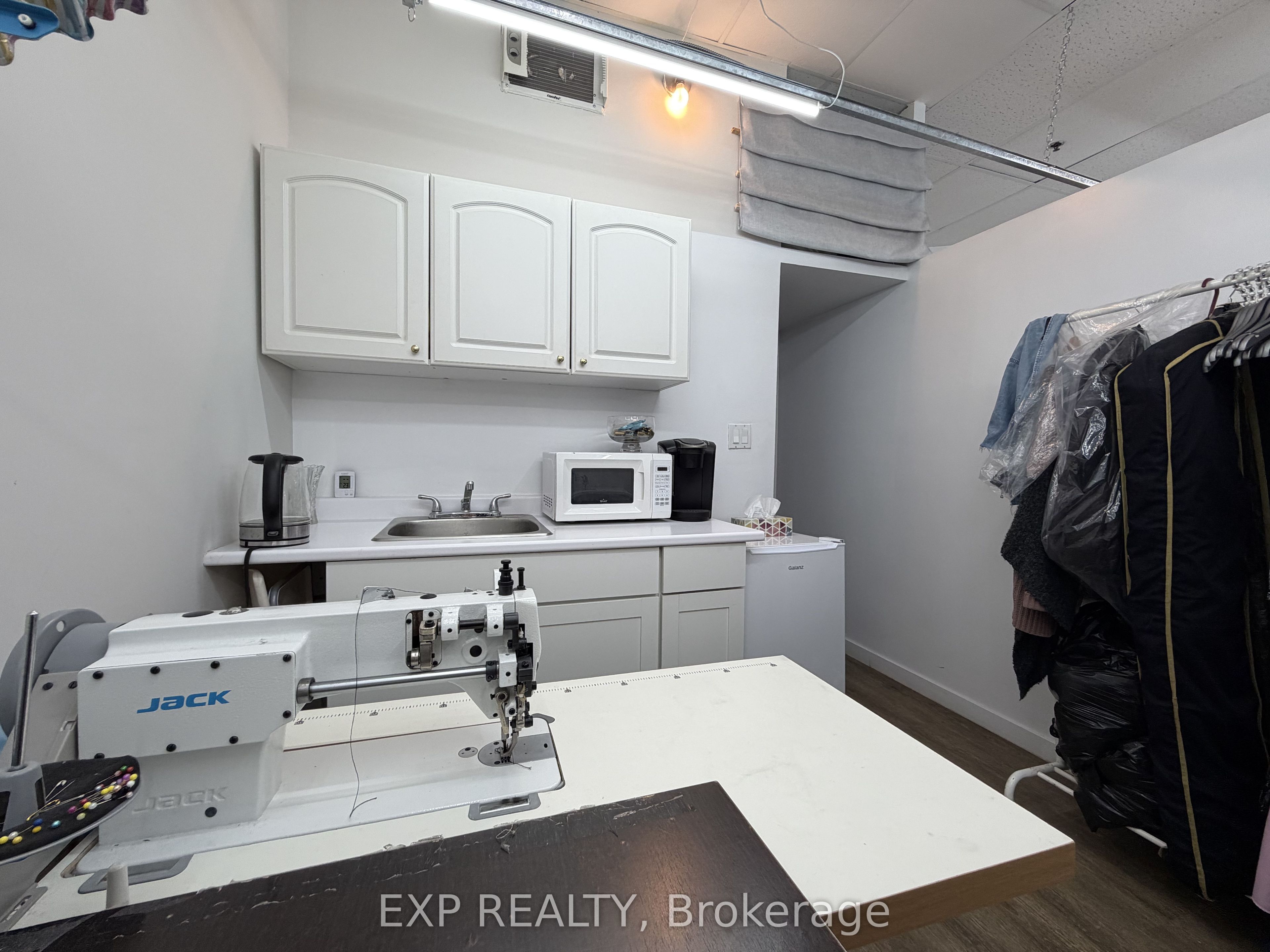 384 Yonge Street 11 Property Photo 17