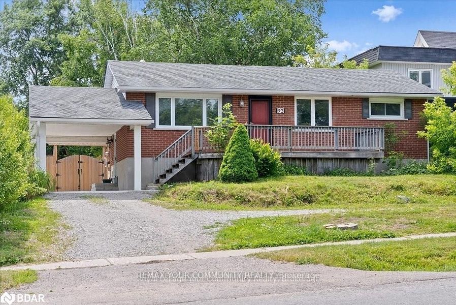 93 Westmount Drive S Property Photo 1