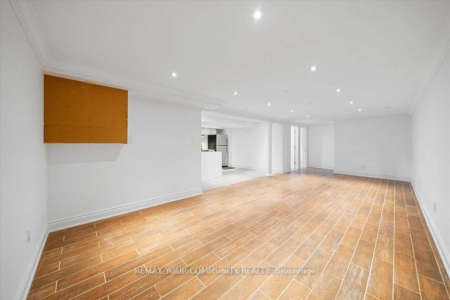 93 Westmount Drive S Property Photo 22