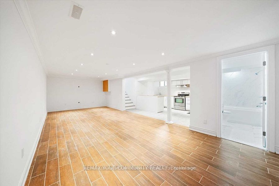 93 Westmount Drive S Property Photo 23