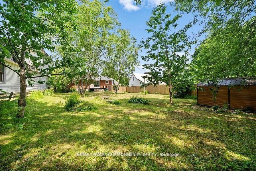 93 Westmount Drive S Property Photo 28