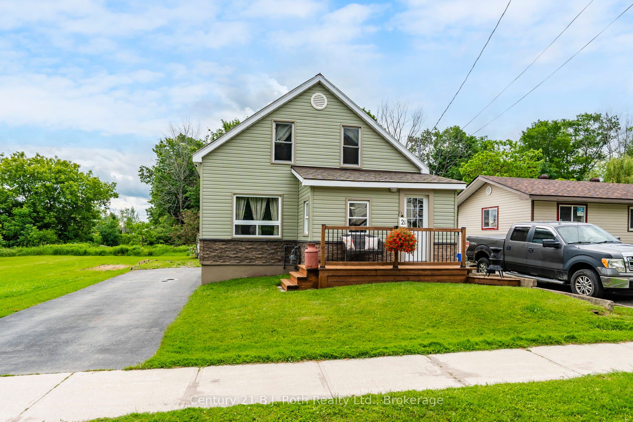21 Maple Street Property Photo 2