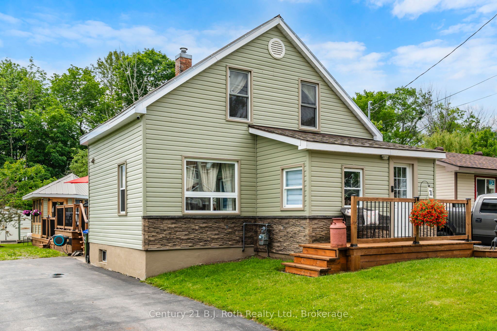 21 Maple Street Property Photo 5