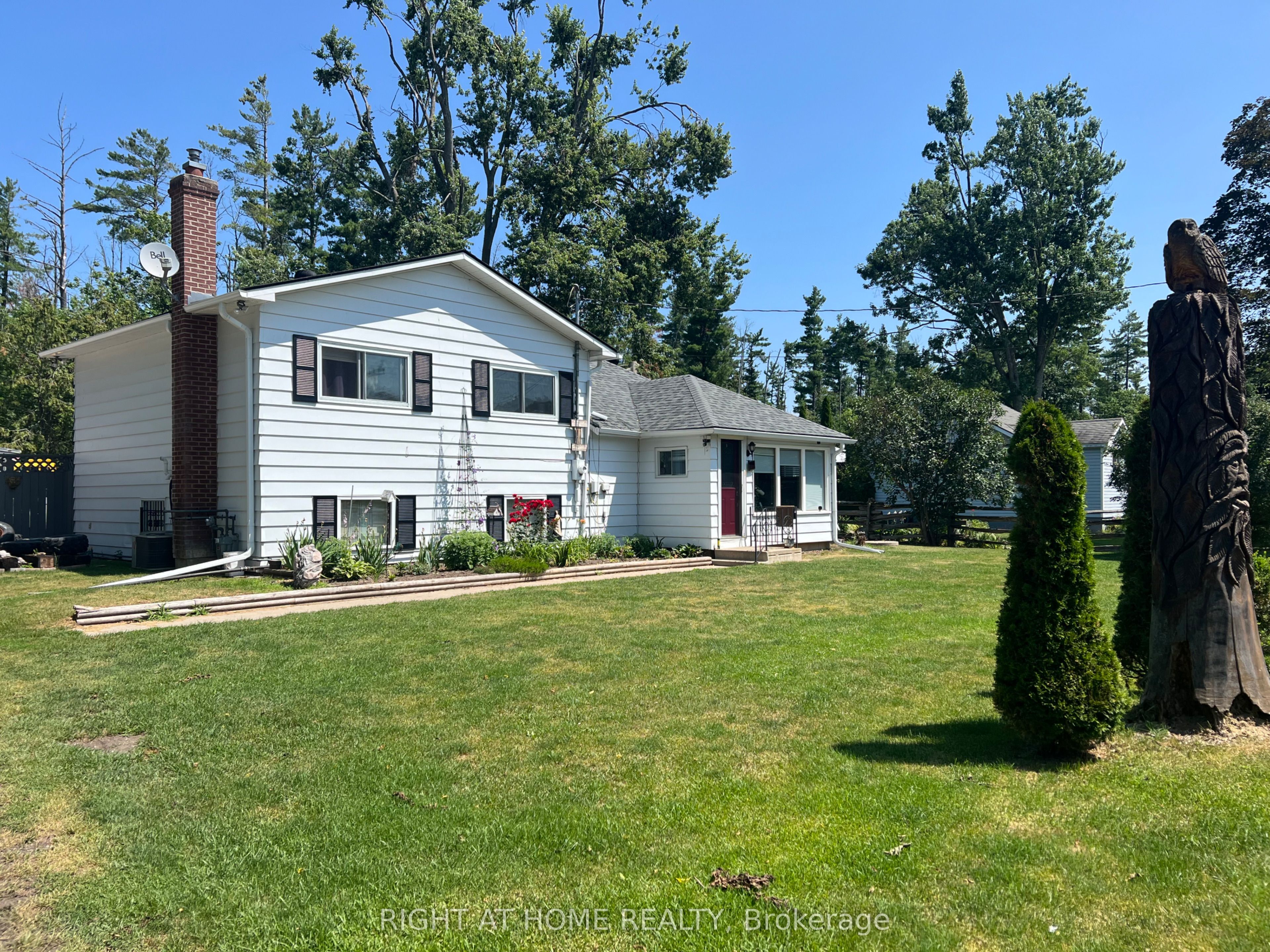 12 Lakeshore Road E Property Photo 2