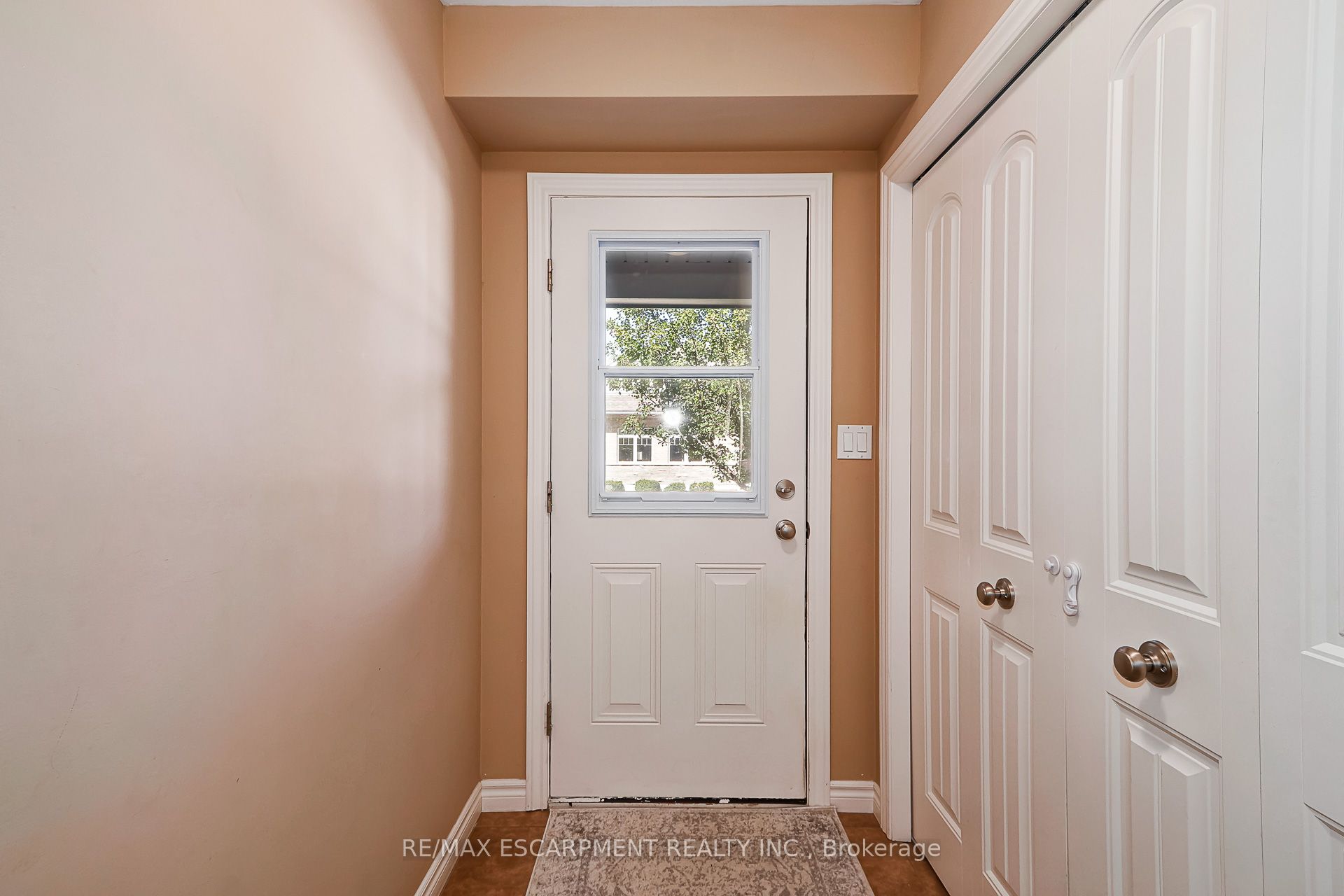 72 Silver Glen Boulevard Property Photo 4