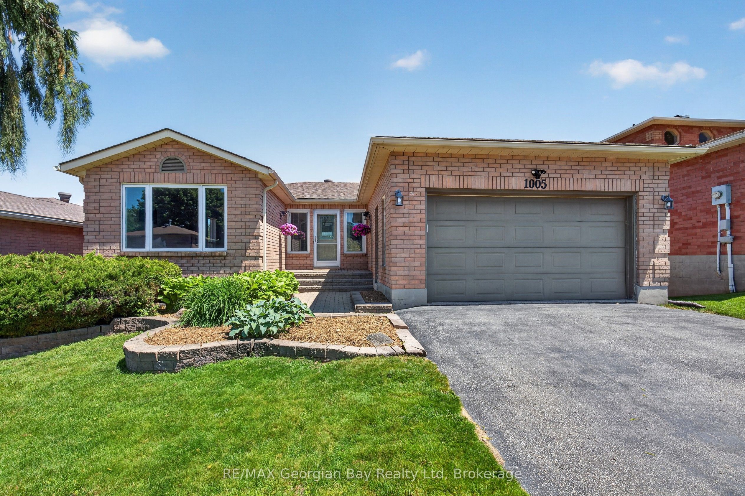 1005 Dina Crescent Property Photo 1