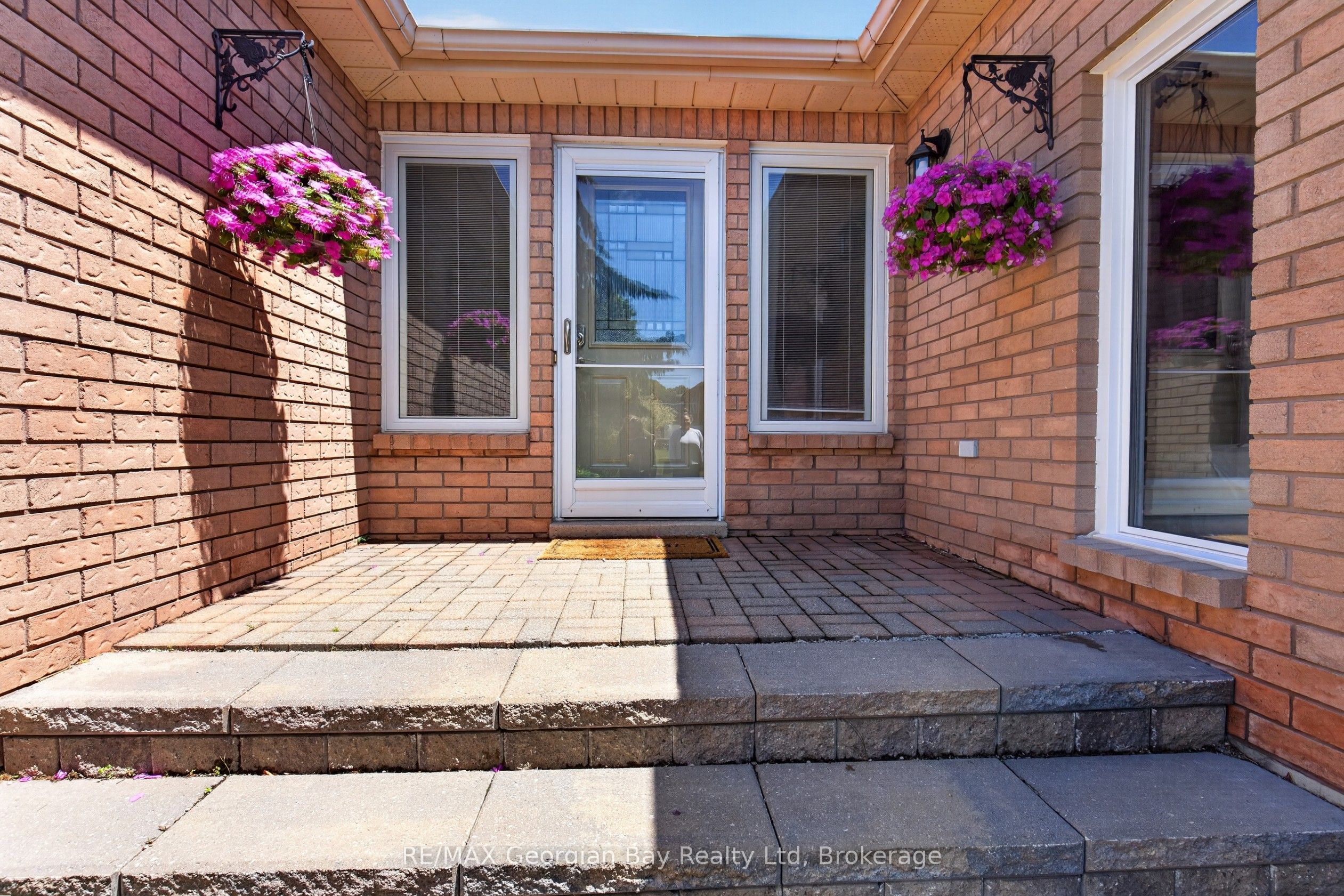 1005 Dina Crescent Property Photo 2