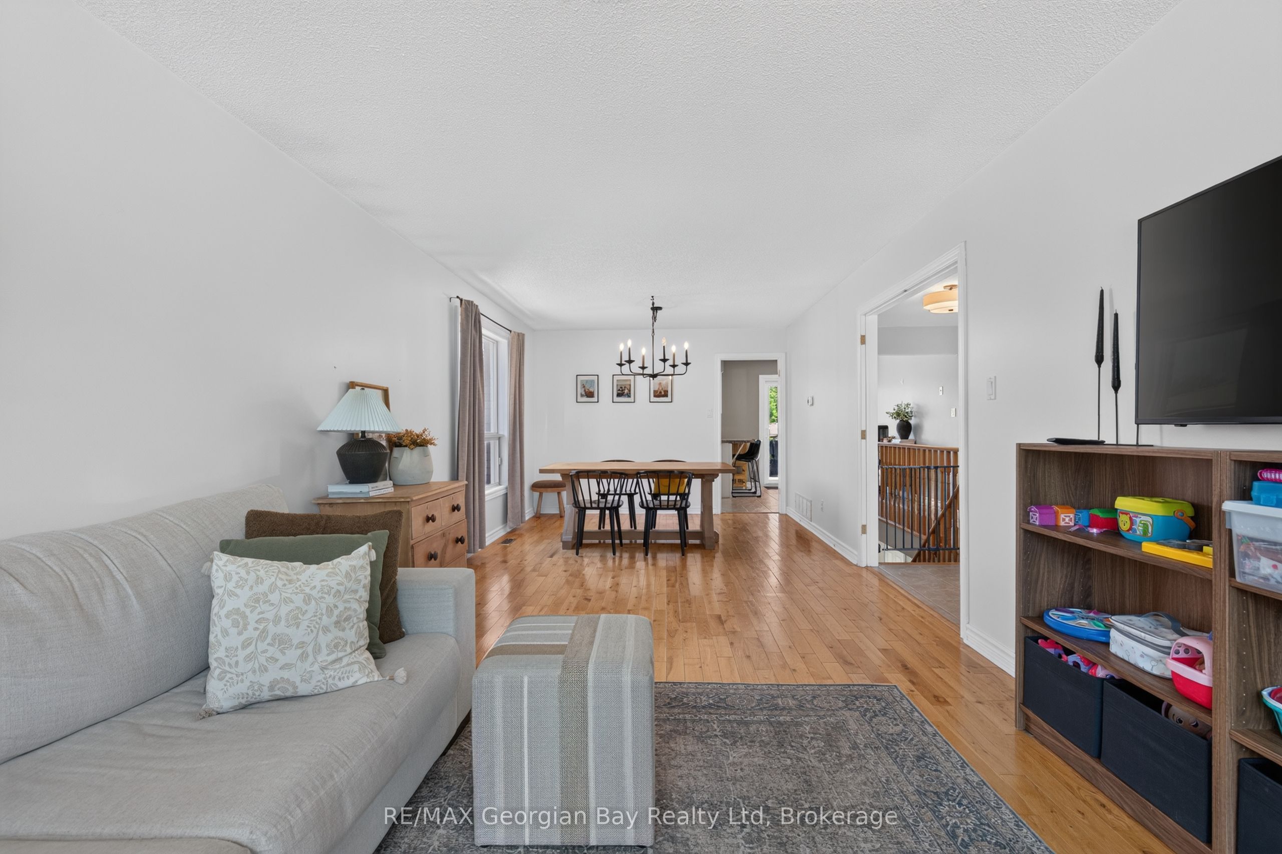 1005 Dina Crescent Property Photo 6