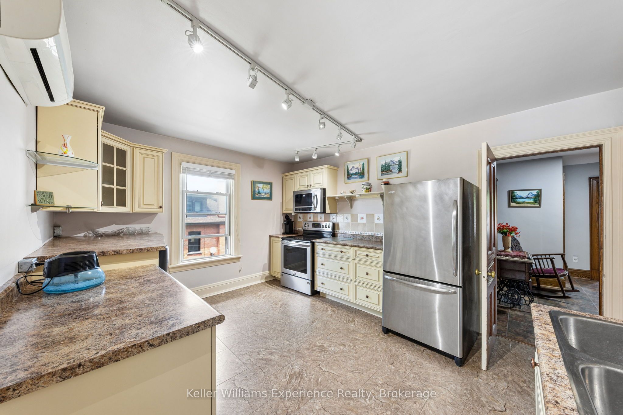 390 King Street Property Photo 15