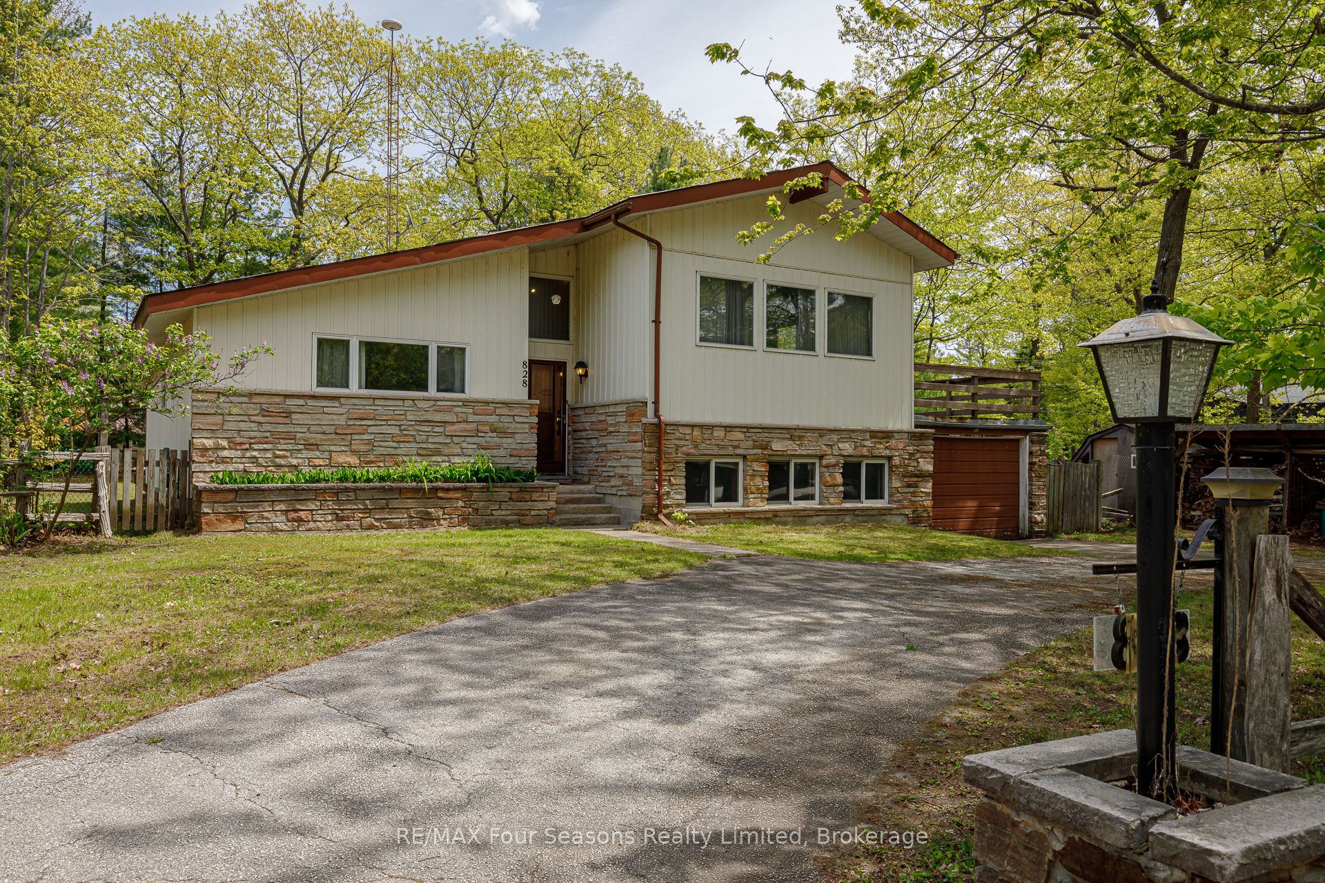 828 Oxbow Park Drive Property Photo 2