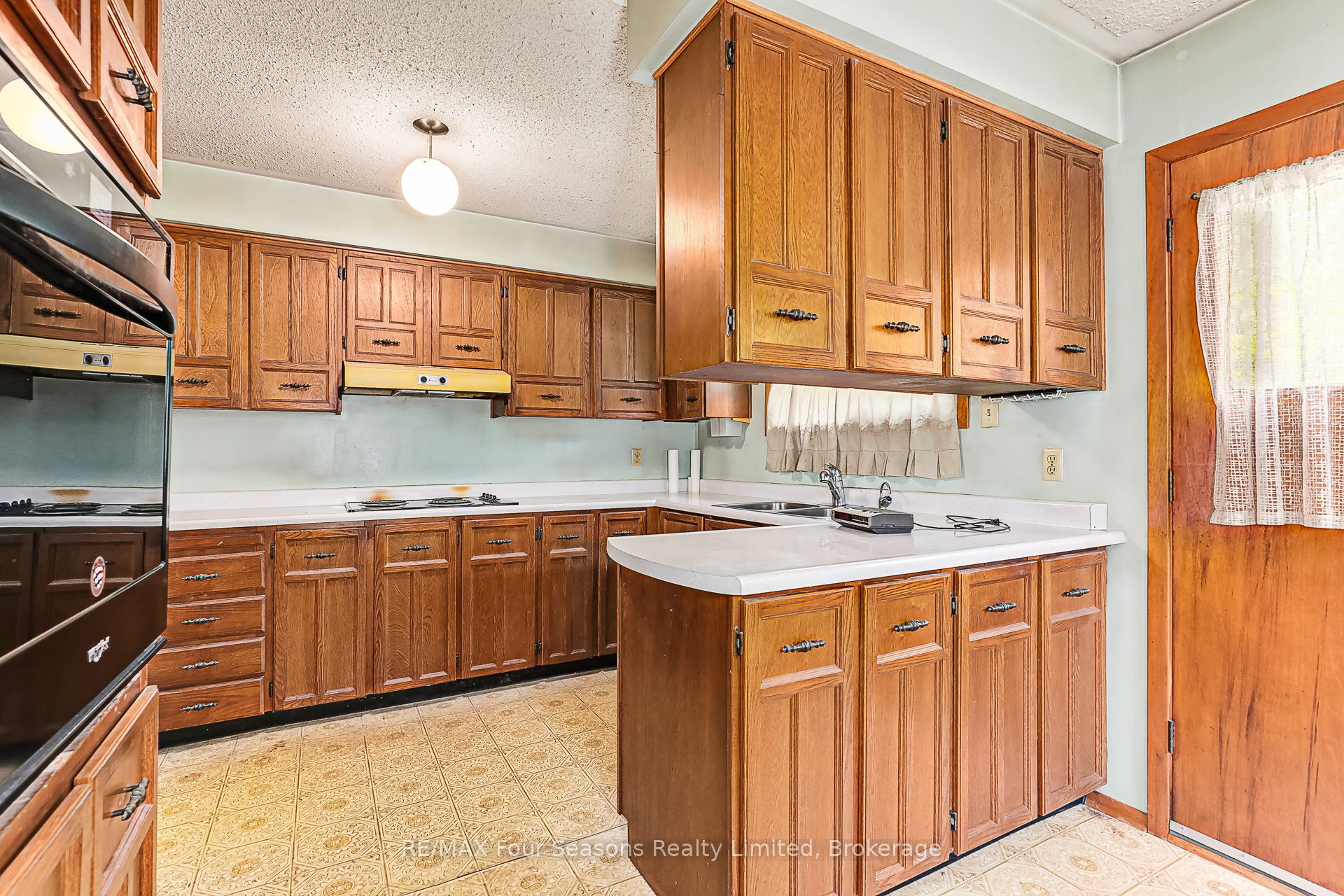828 Oxbow Park Drive Property Photo 7