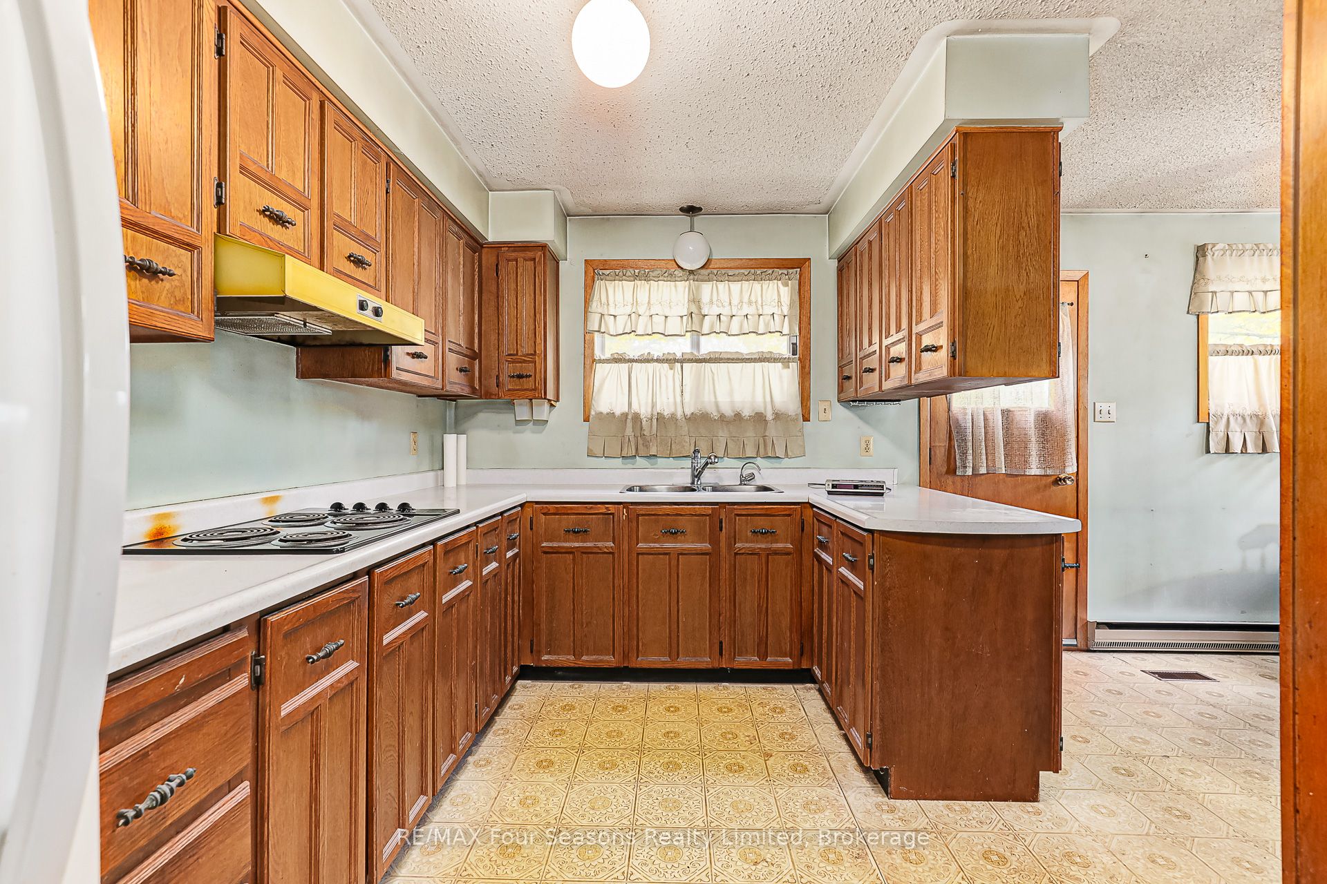 828 Oxbow Park Drive Property Photo 8