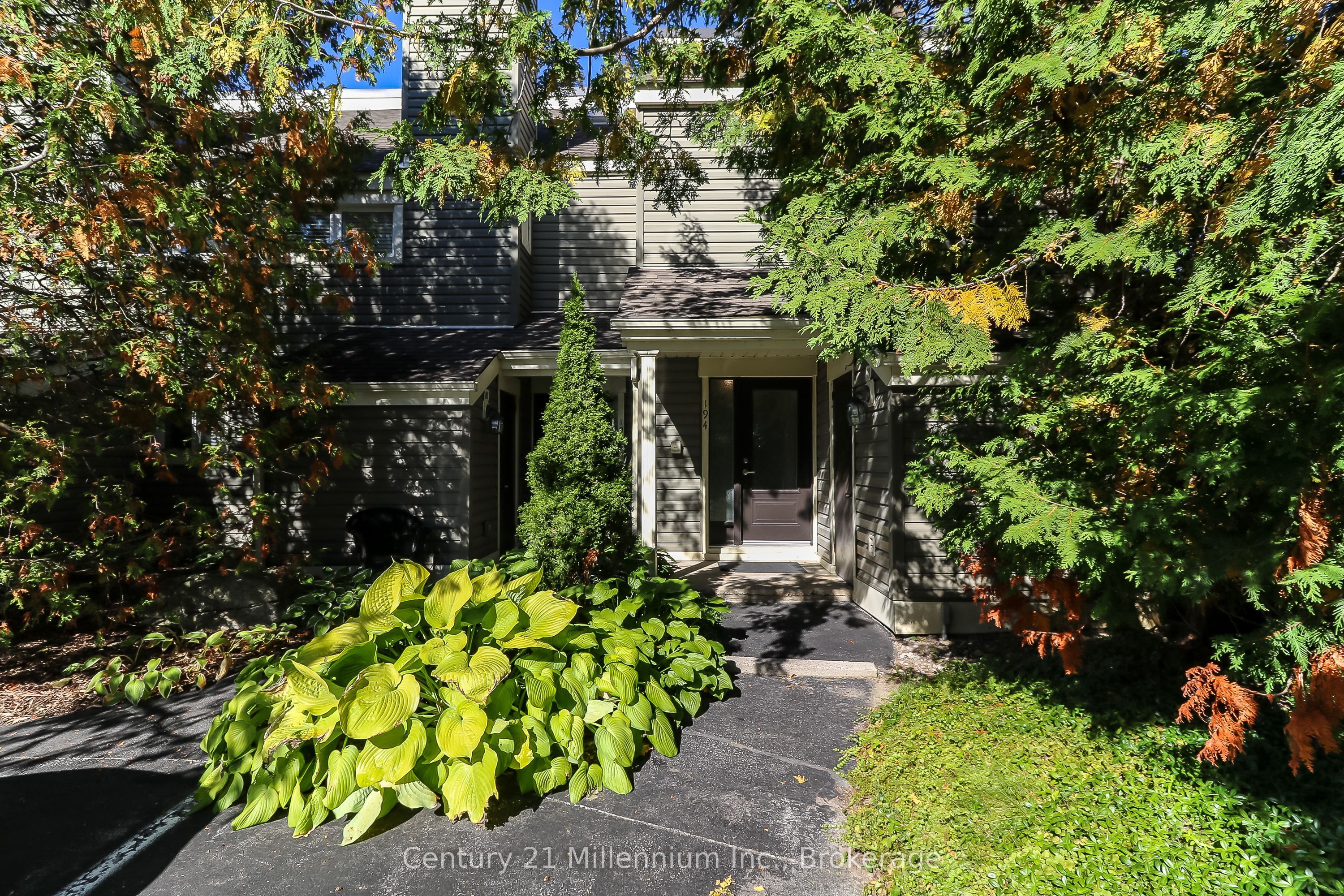 194 Escarpment Crescent Property Photo 2