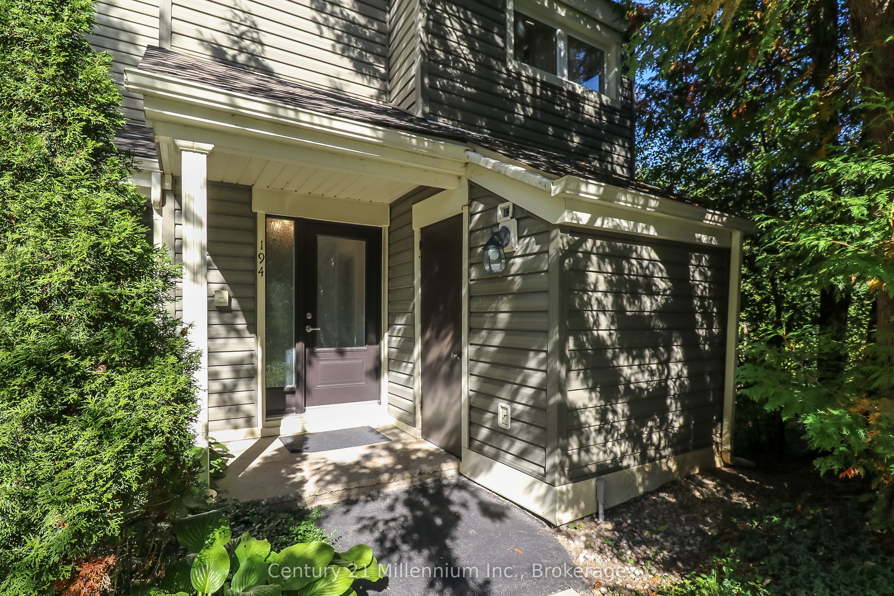 194 Escarpment Crescent Property Photo 3