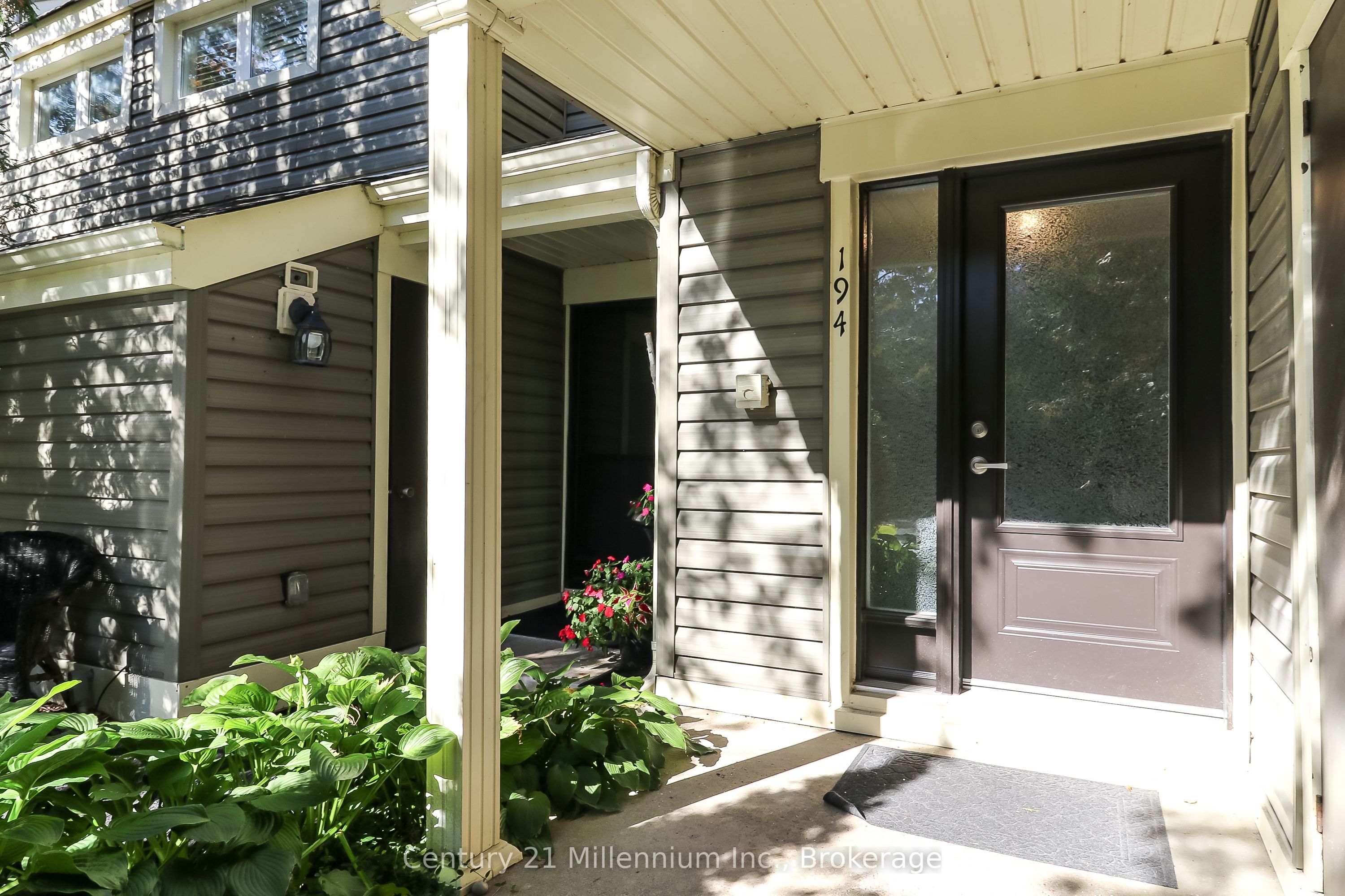 194 Escarpment Crescent Property Photo 4