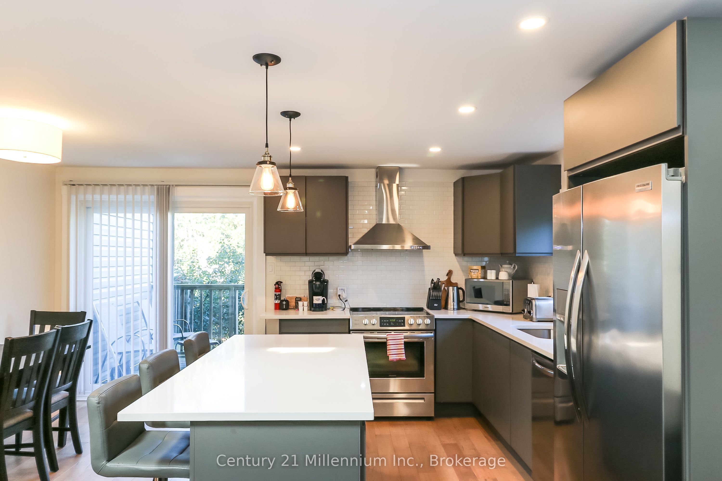 194 Escarpment Crescent Property Photo 6