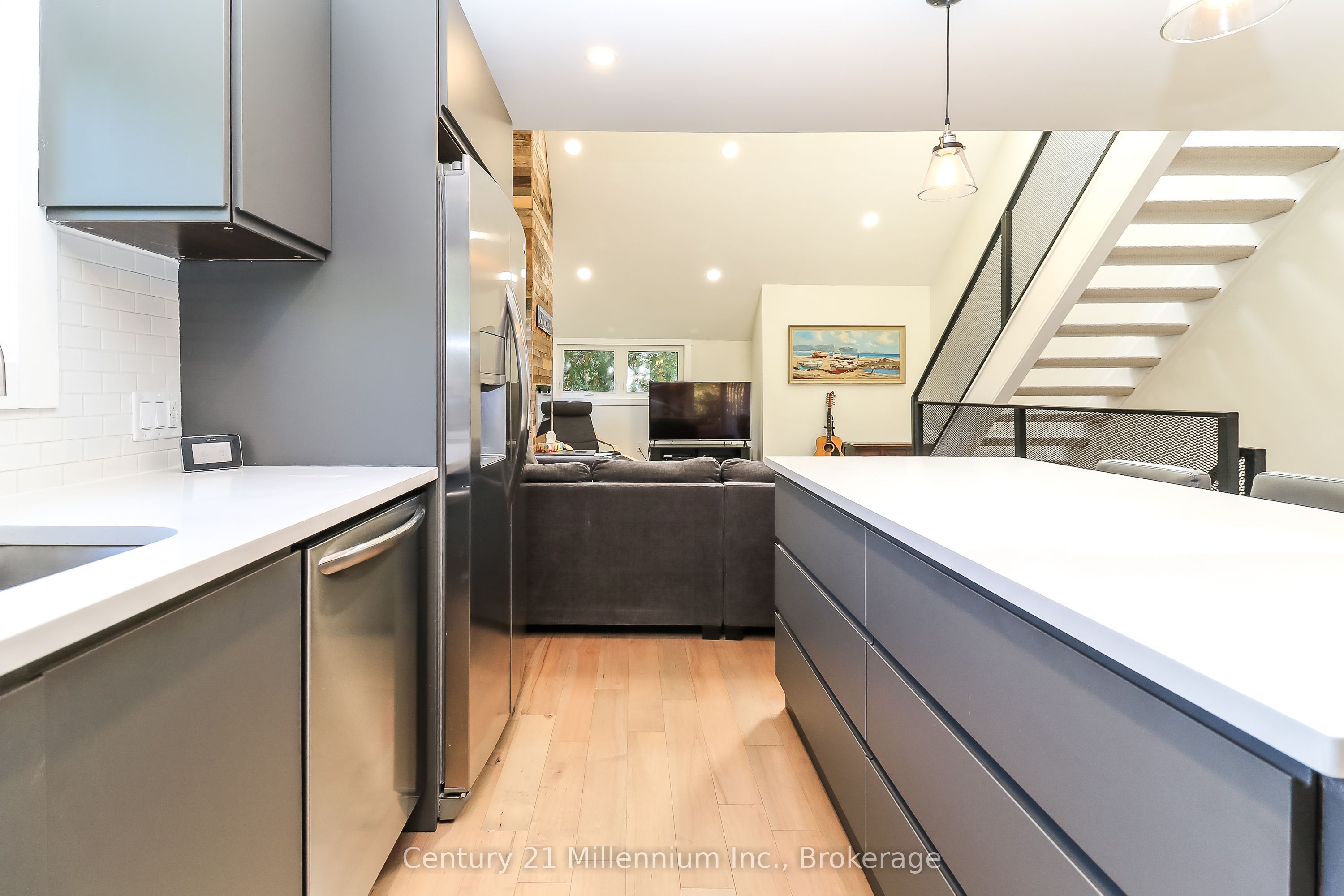 194 Escarpment Crescent Property Photo 8