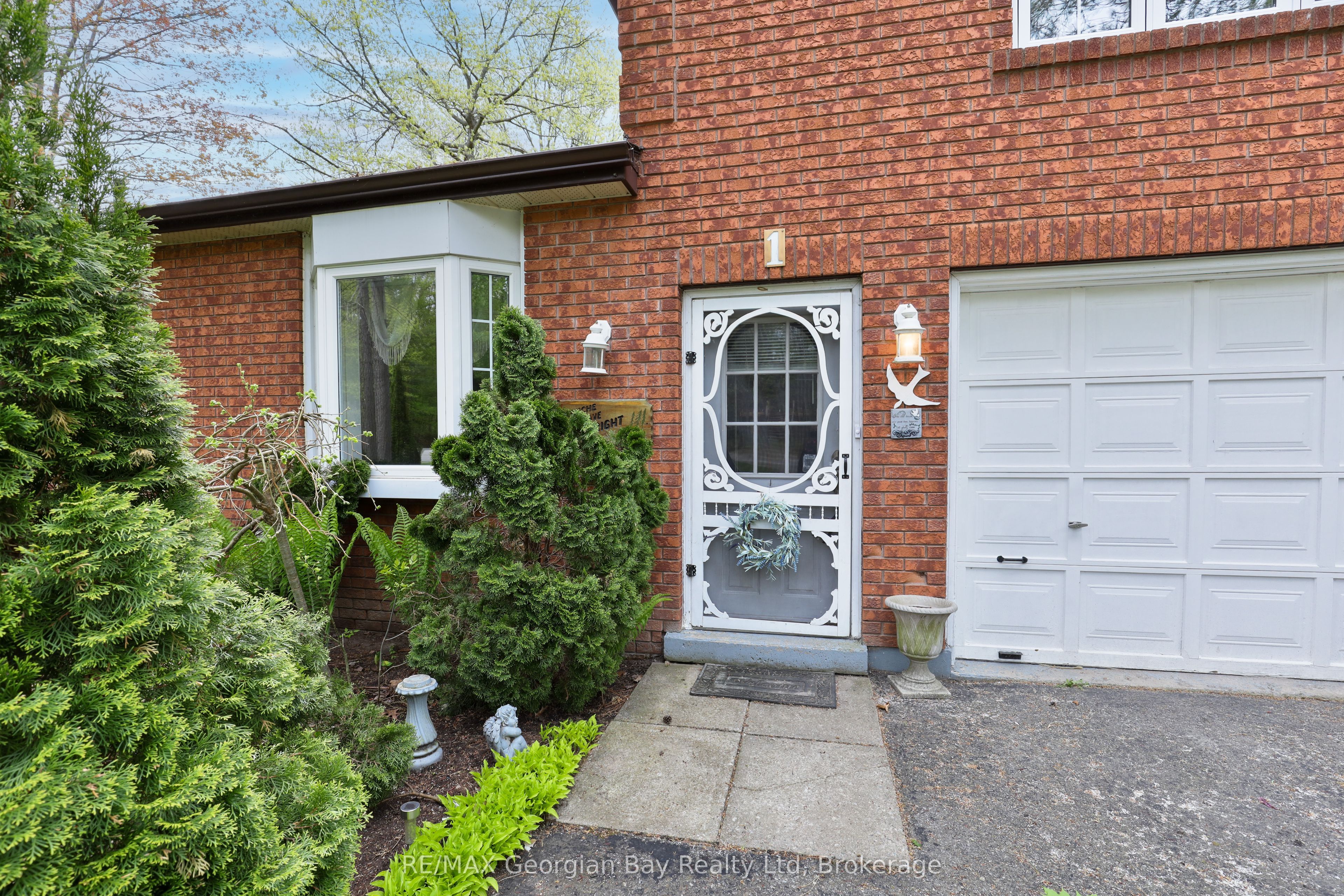 1 Lindale Avenue Property Photo 2