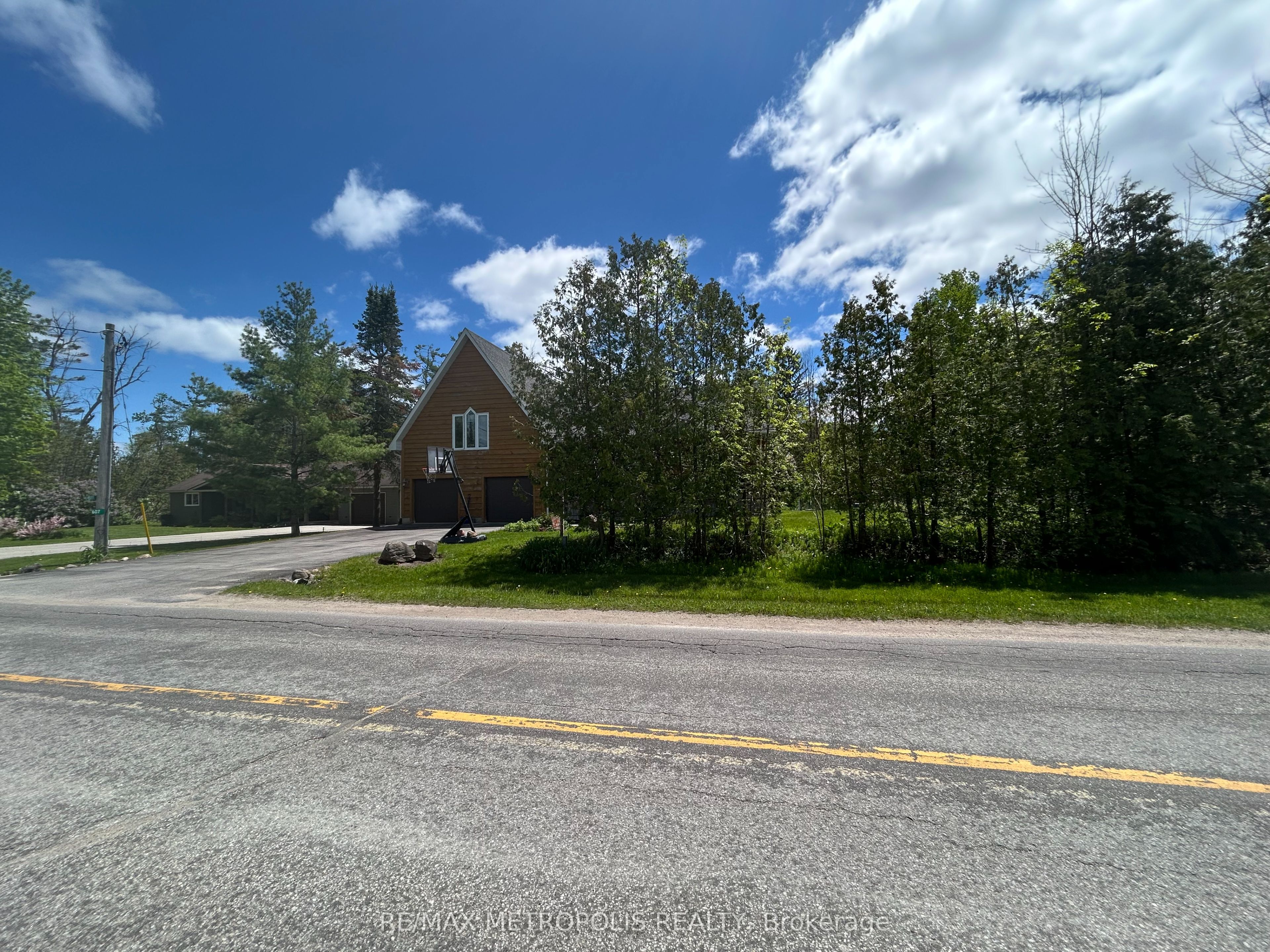 593 Lakeshore Road E Property Photo 2