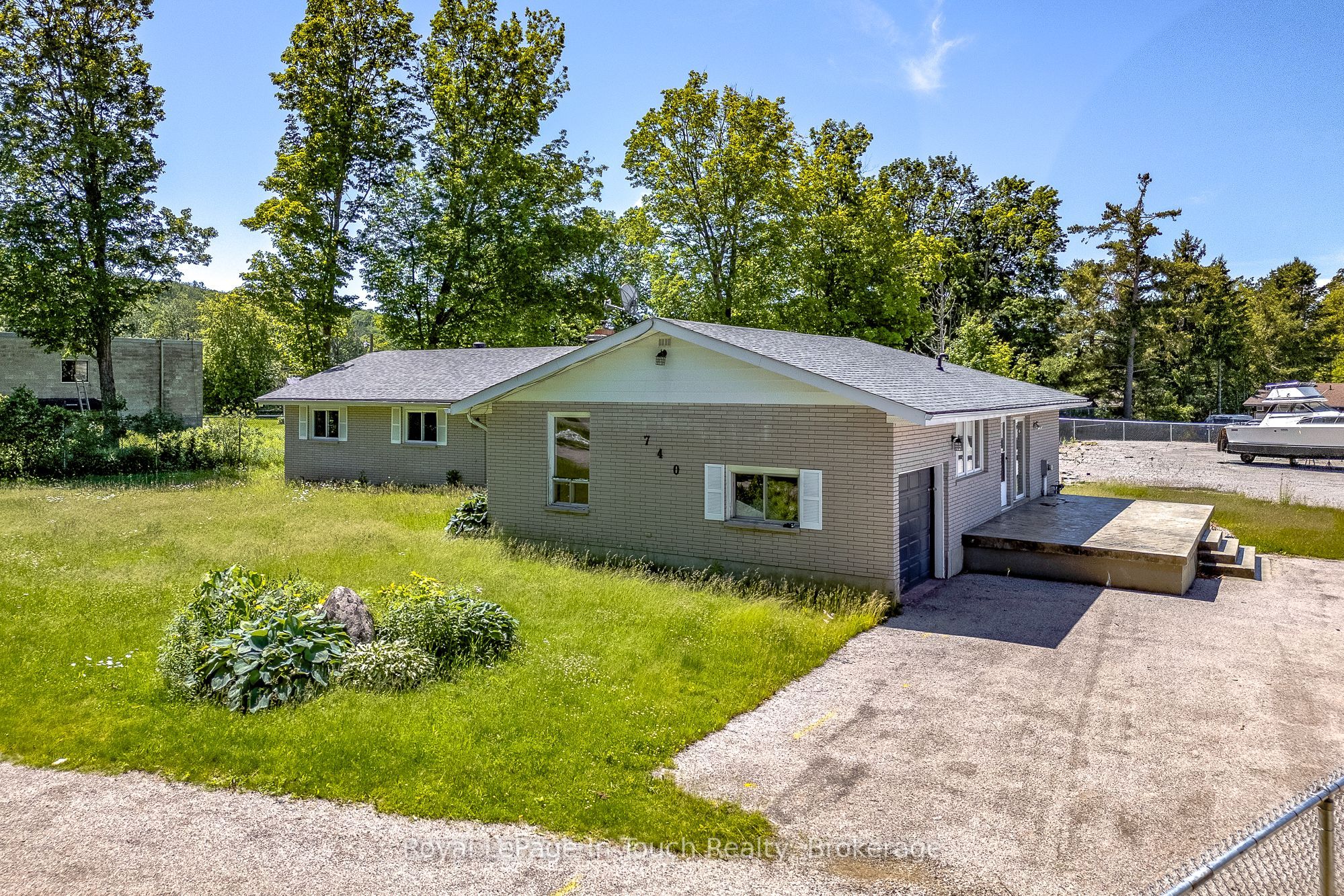 740 Balm Beach Road E Property Photo 4