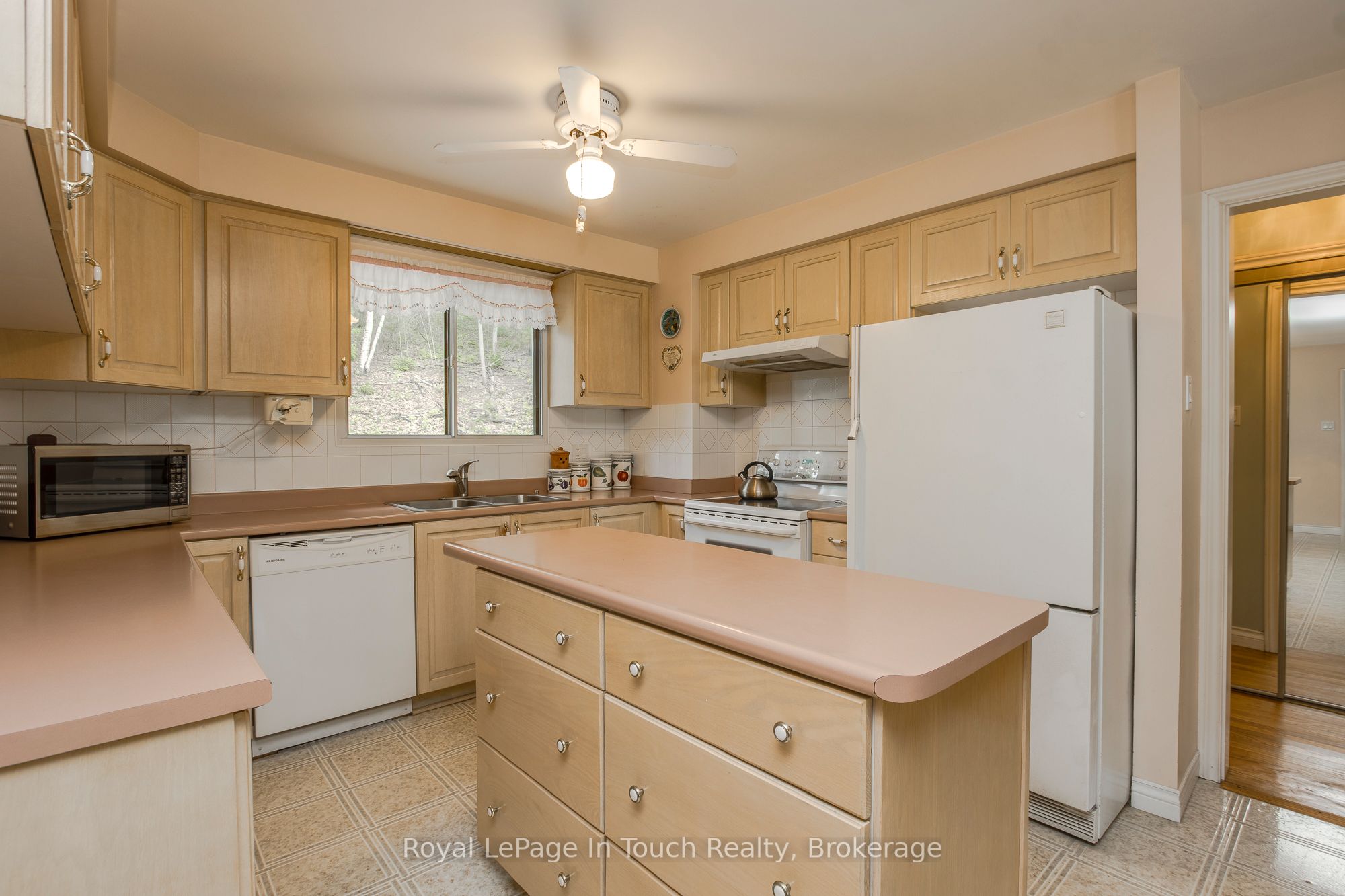487 Tiny Beaches Road S Property Photo 9