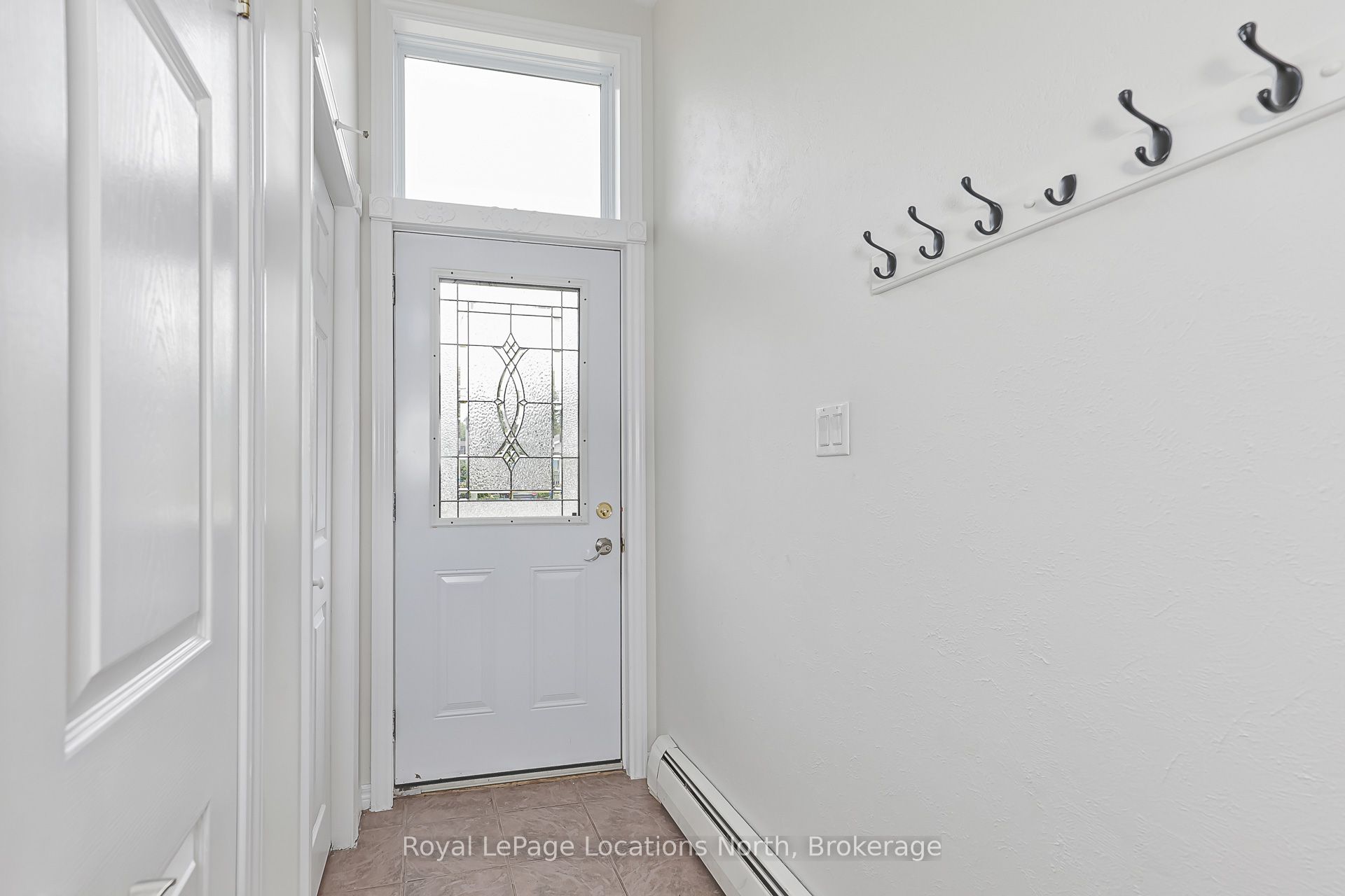594 Oak Street Property Photo 3