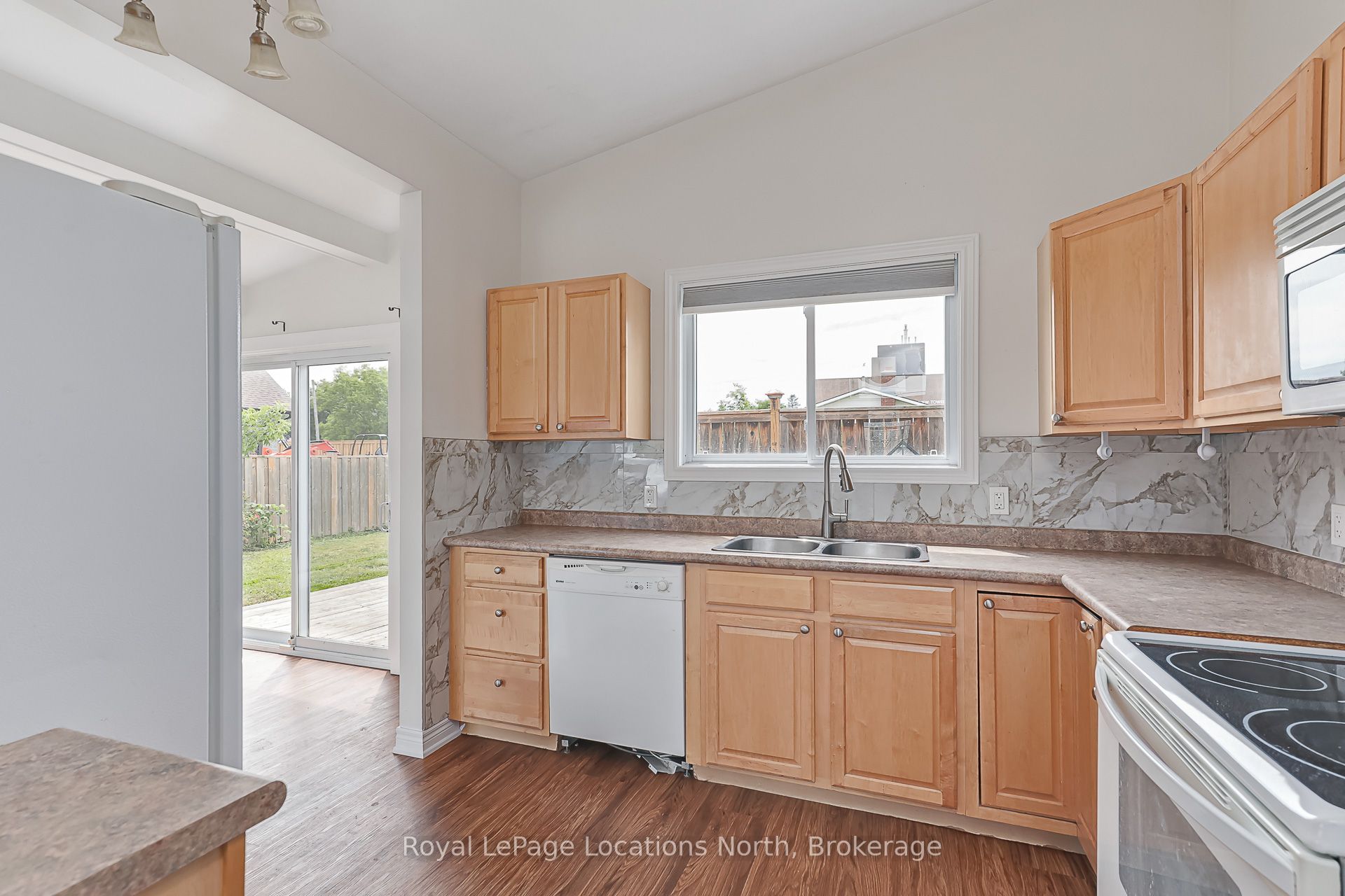594 Oak Street Property Photo 5