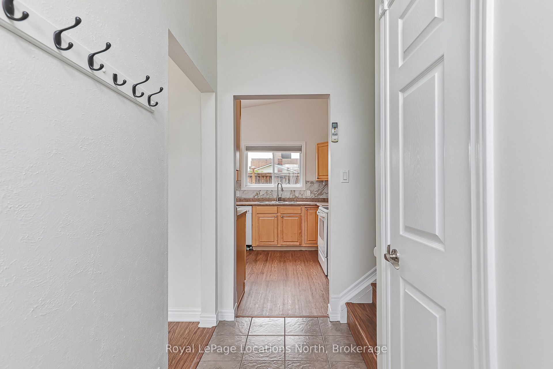 594 Oak Street Property Photo 6