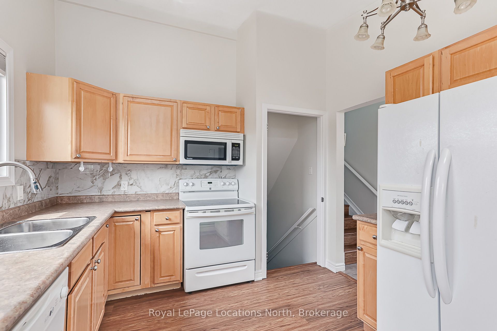 594 Oak Street Property Photo 6