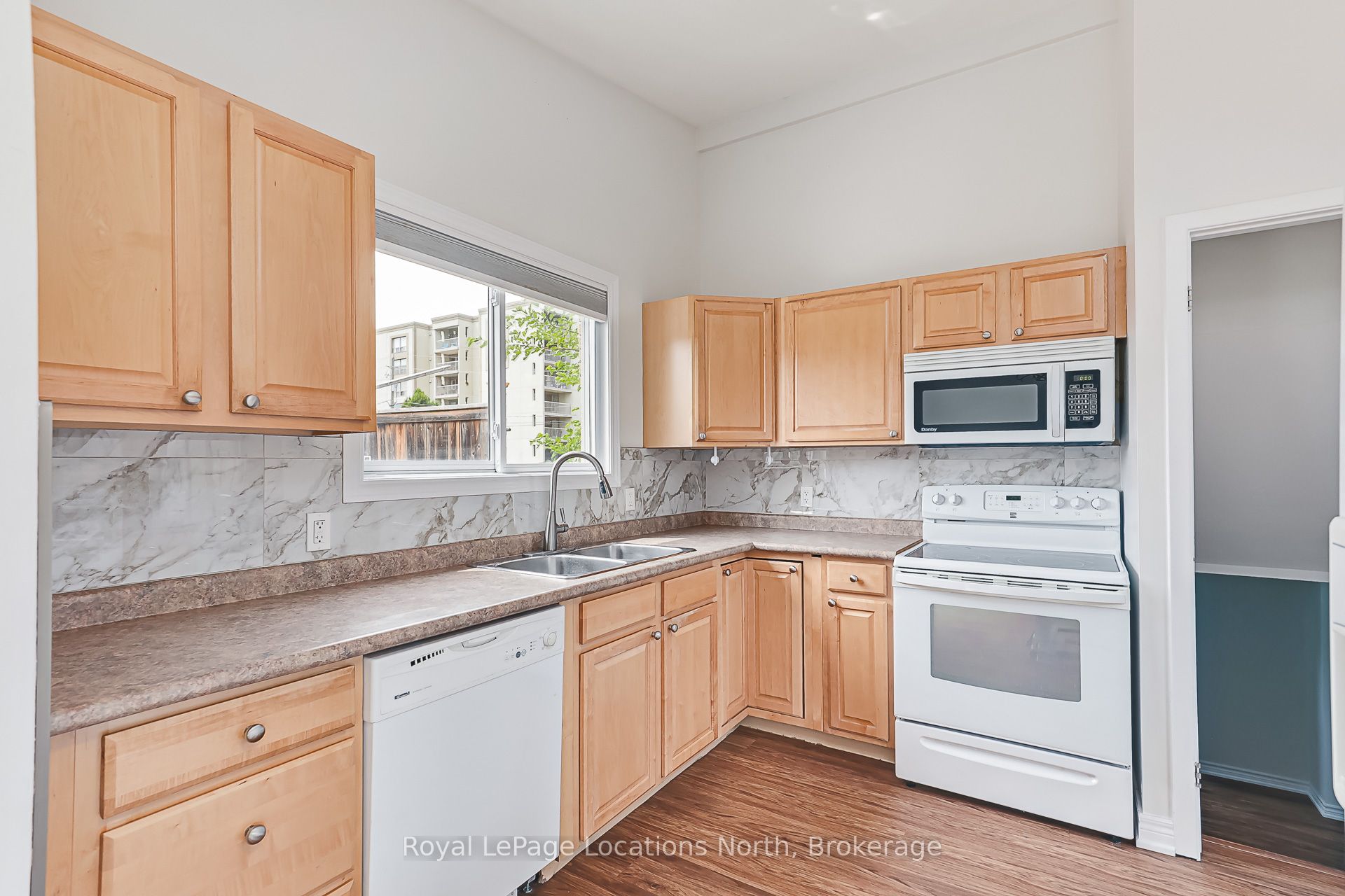 594 Oak Street Property Photo 9