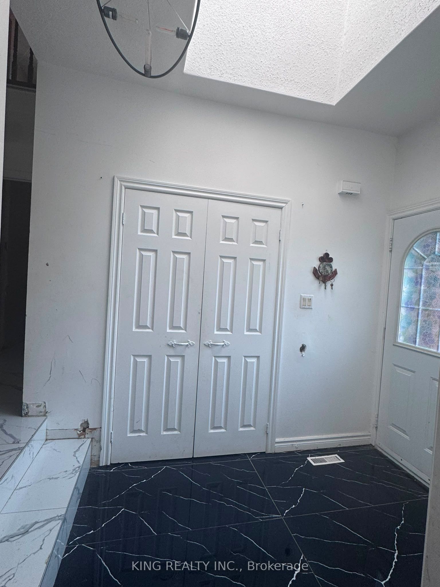 526 Grove Street E Property Photo 2