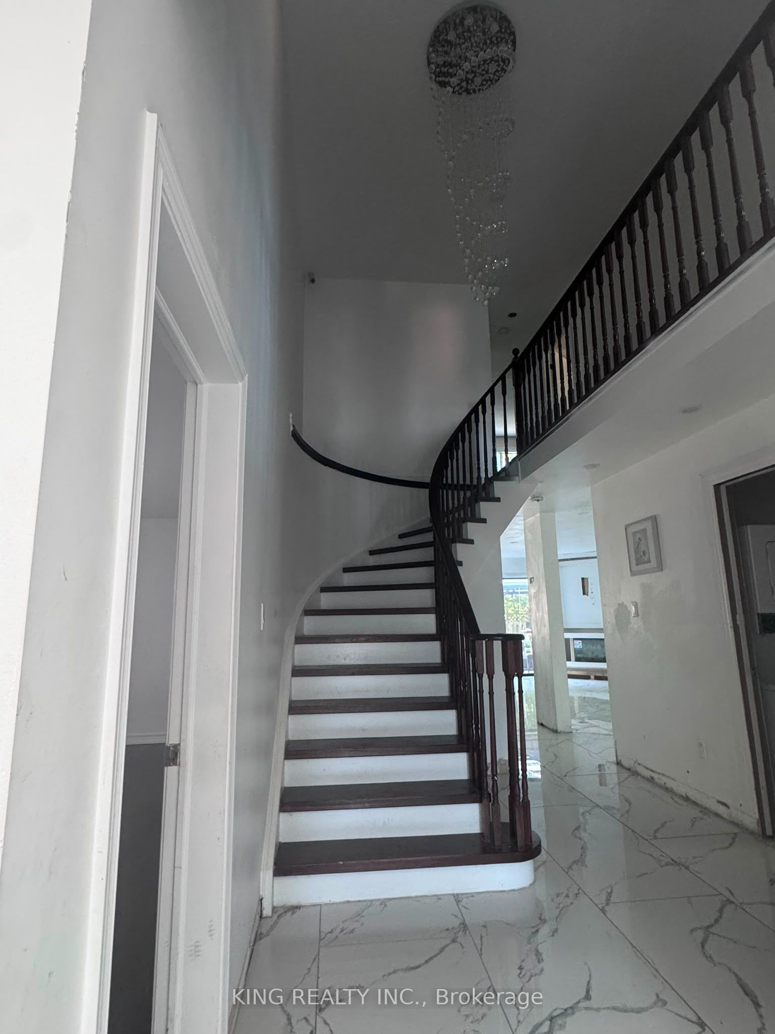 526 Grove Street E Property Photo 7