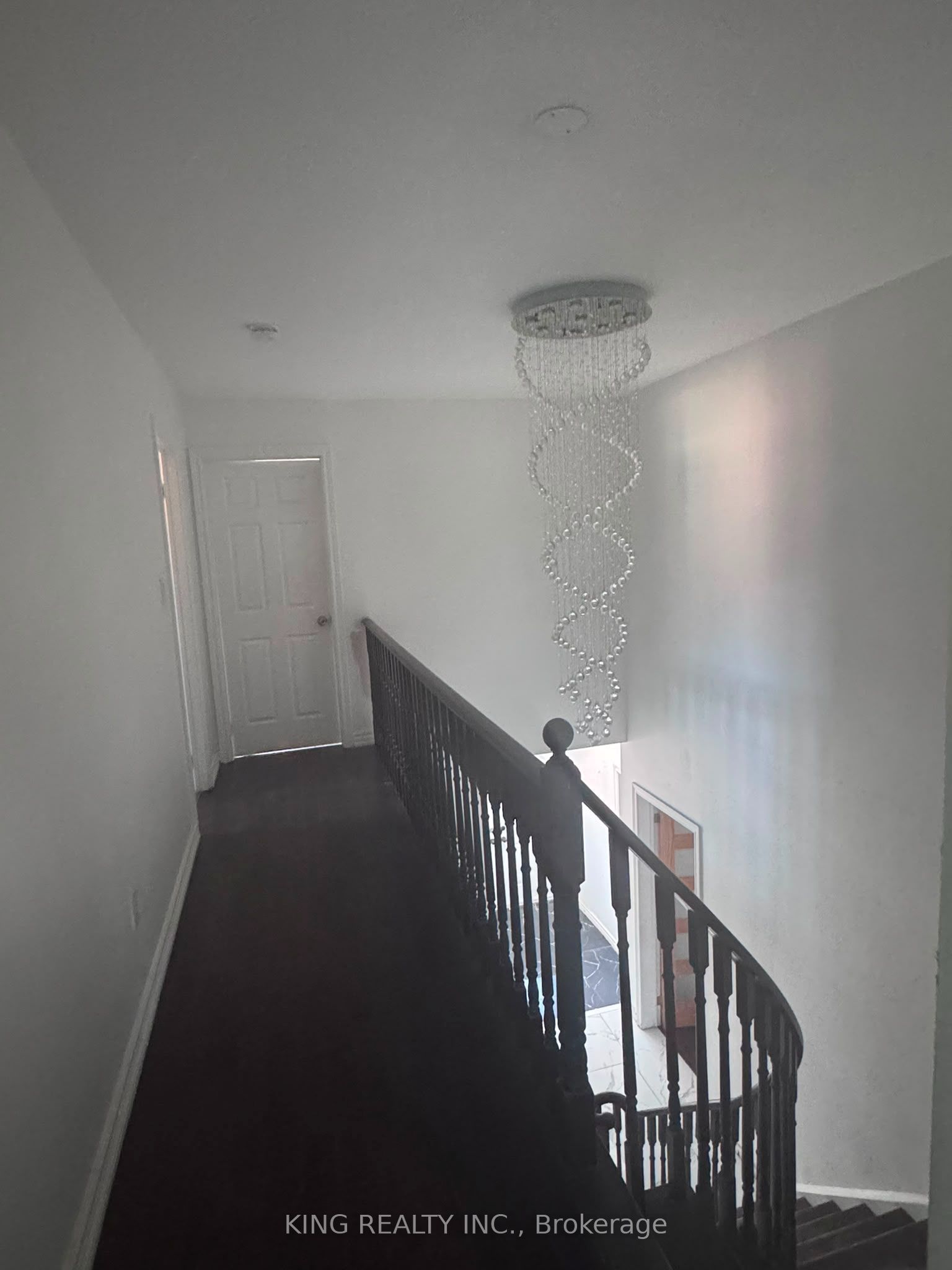526 Grove Street E Property Photo 8