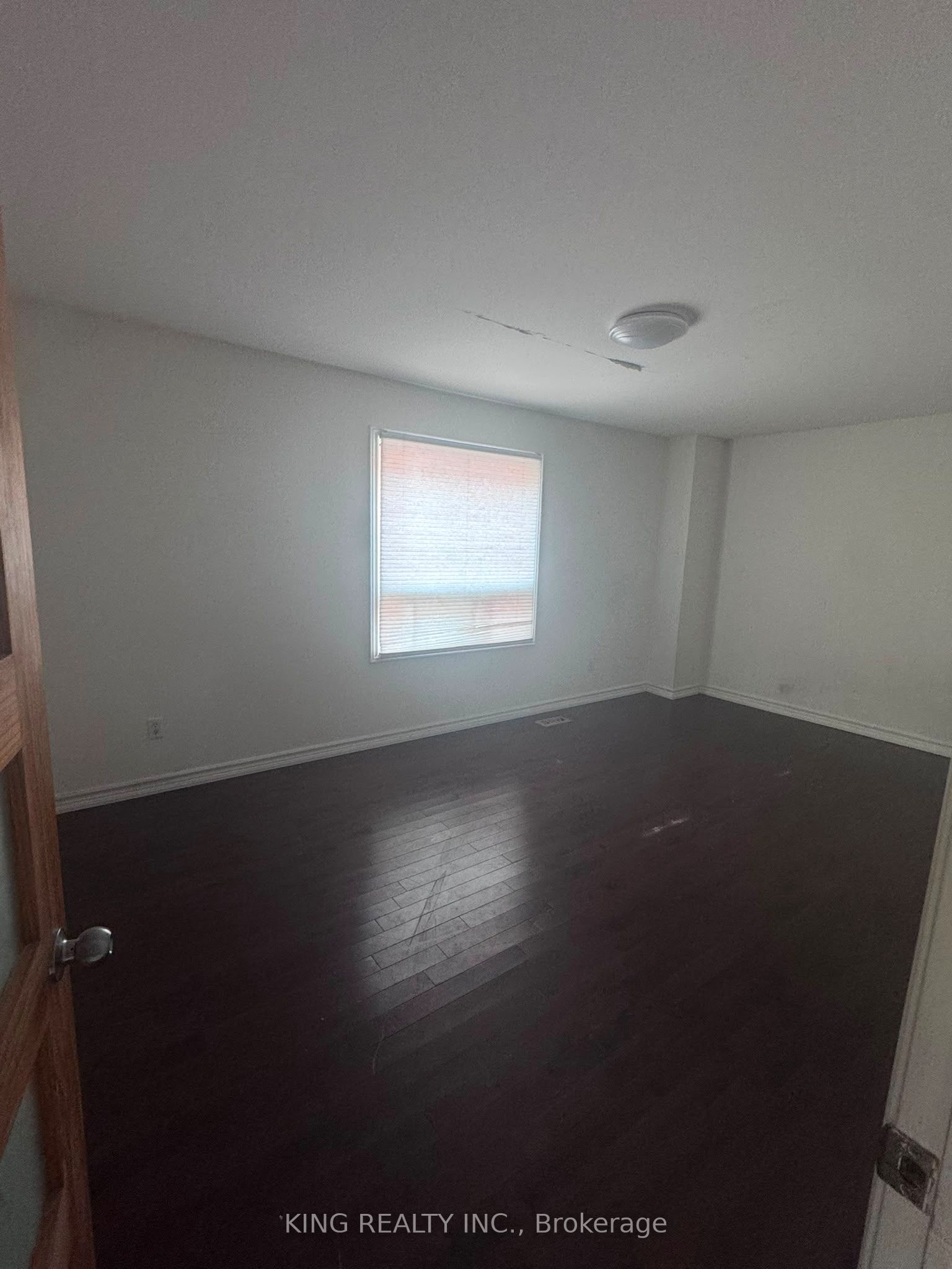526 Grove Street E Property Photo 9