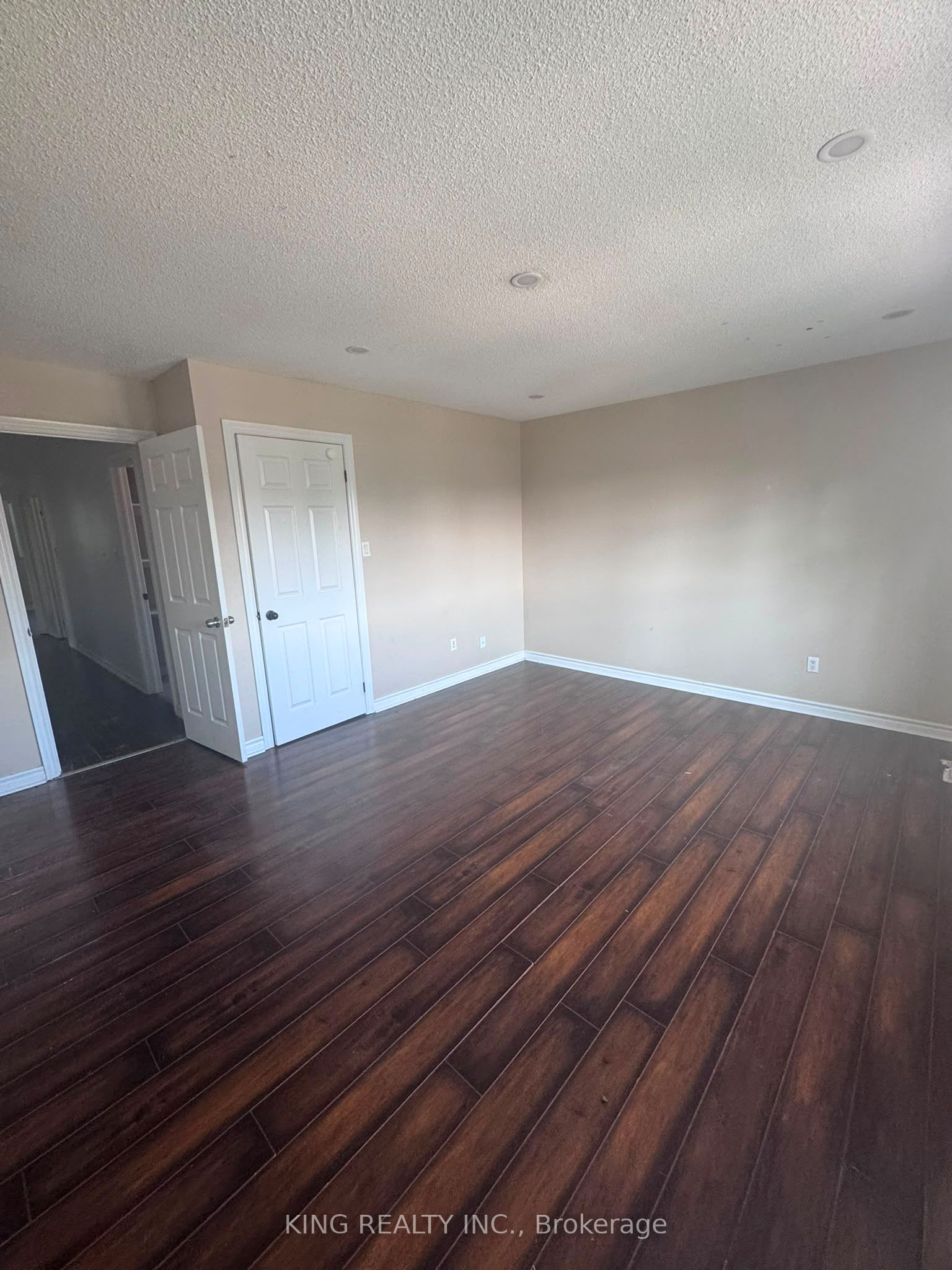 526 Grove Street E Property Photo 11