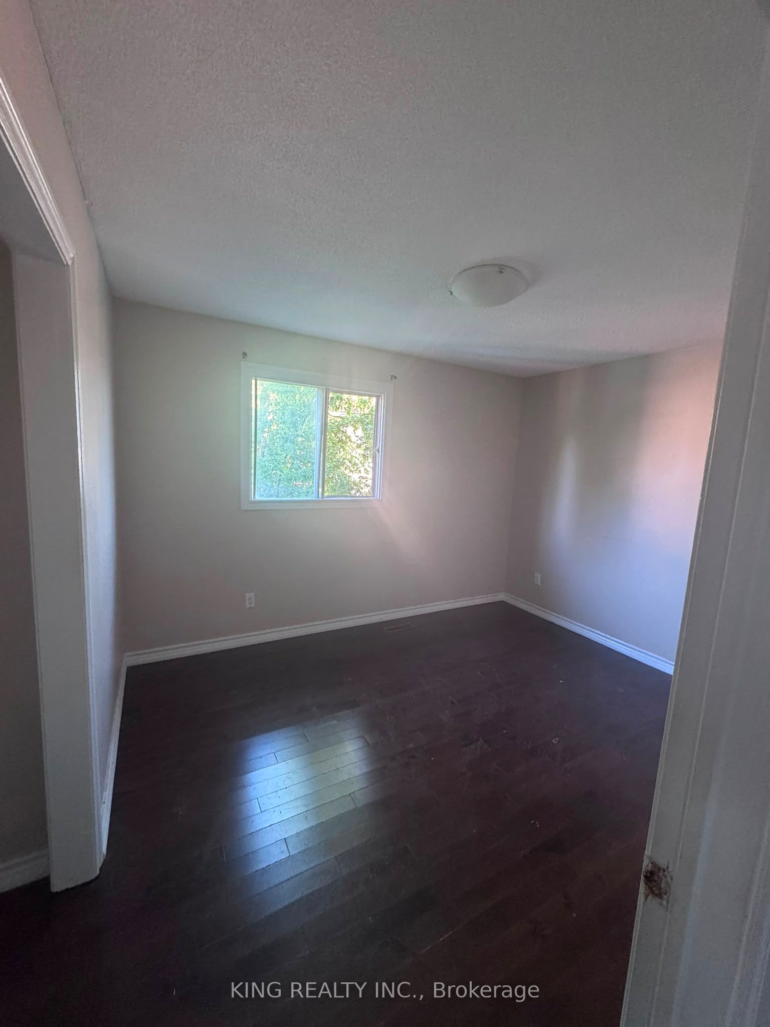 526 Grove Street E Property Photo 12