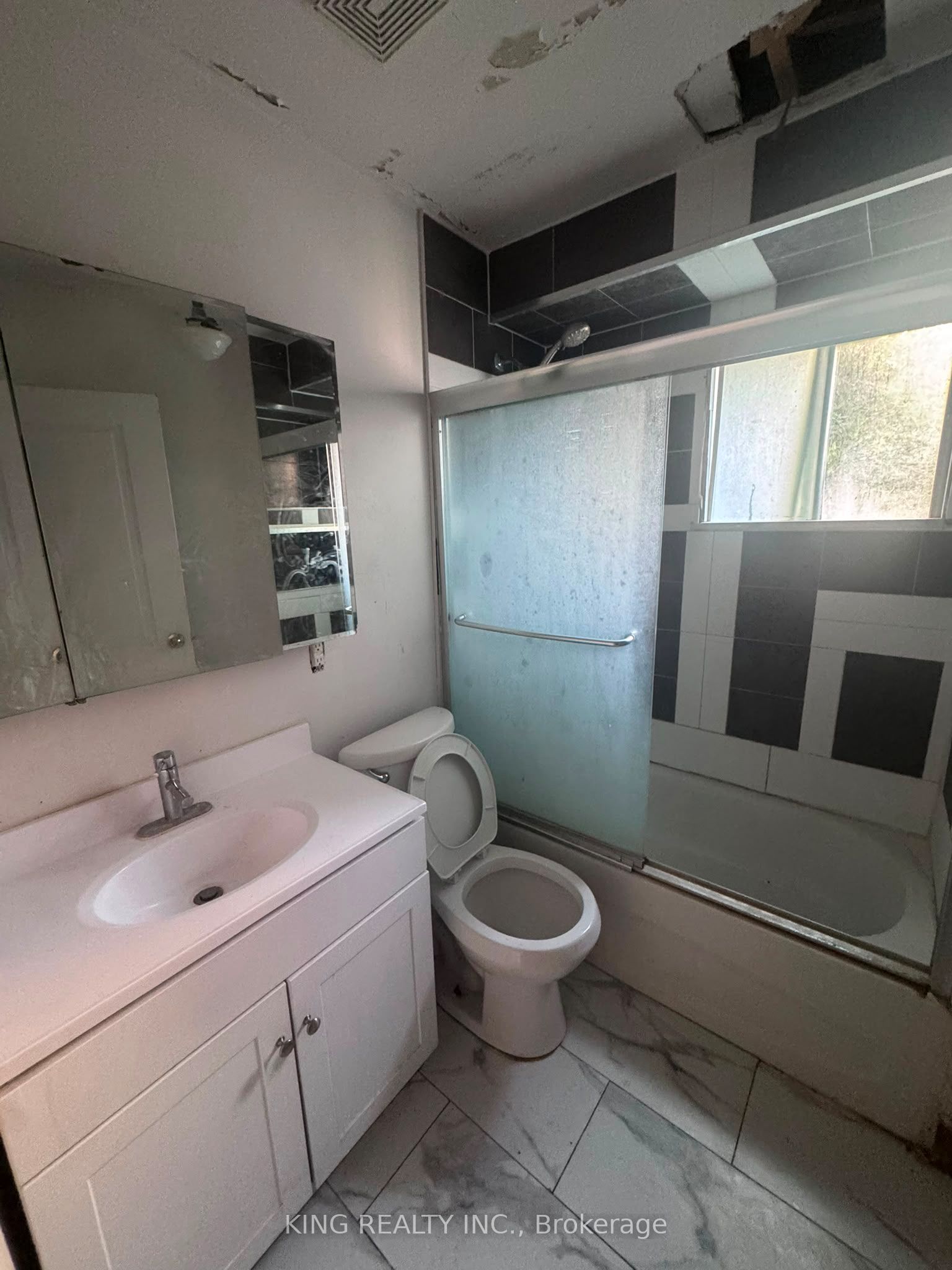 526 Grove Street E Property Photo 13