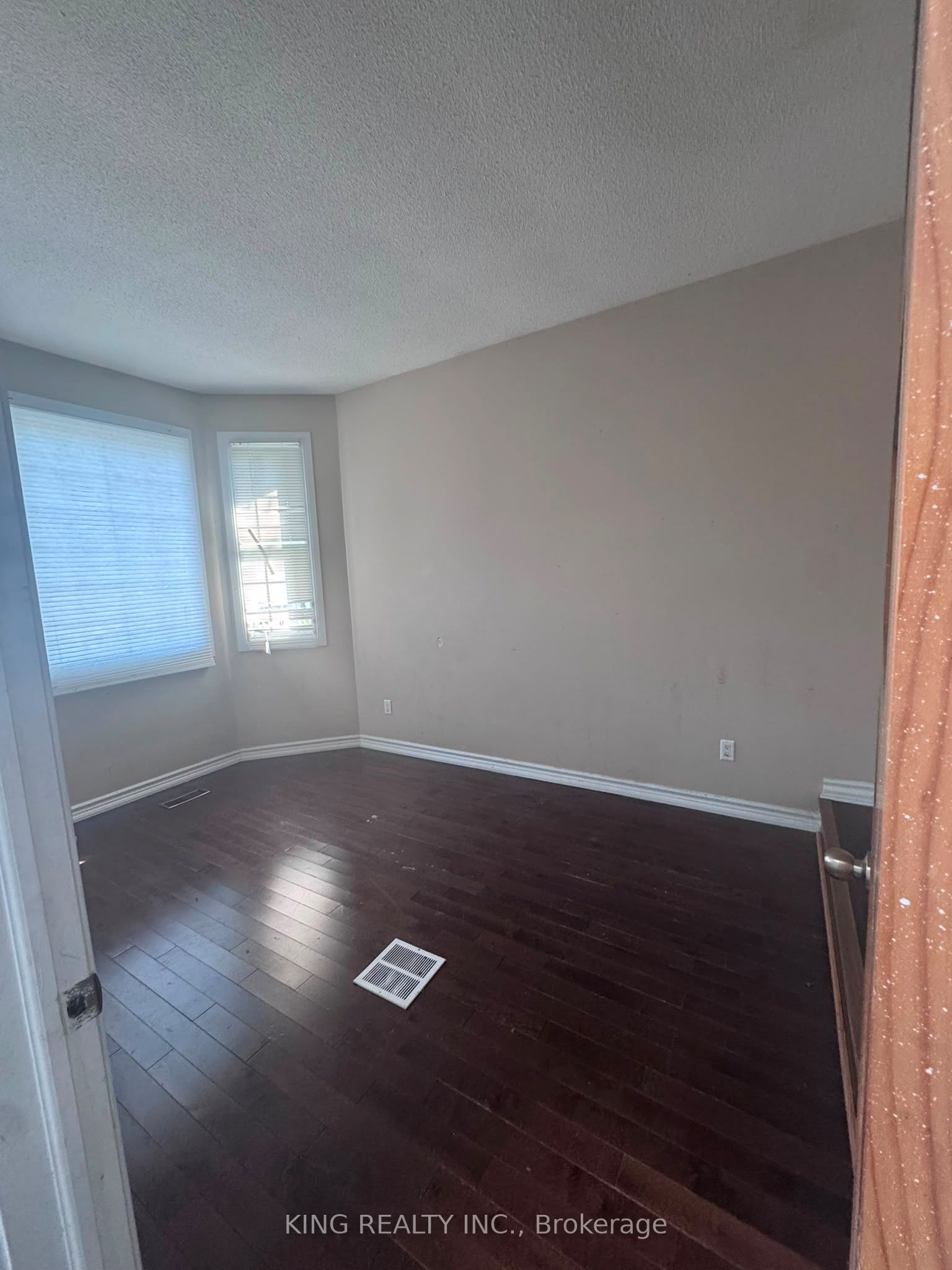 526 Grove Street E Property Photo 14
