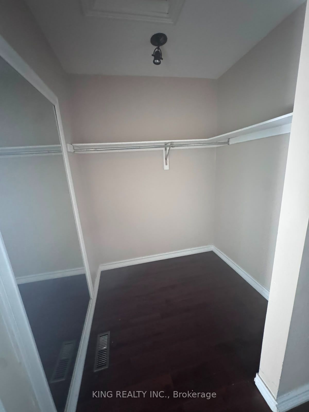 526 Grove Street E Property Photo 15
