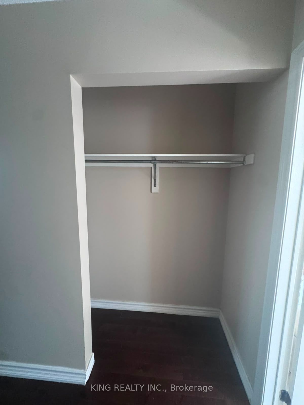 526 Grove Street E Property Photo 16