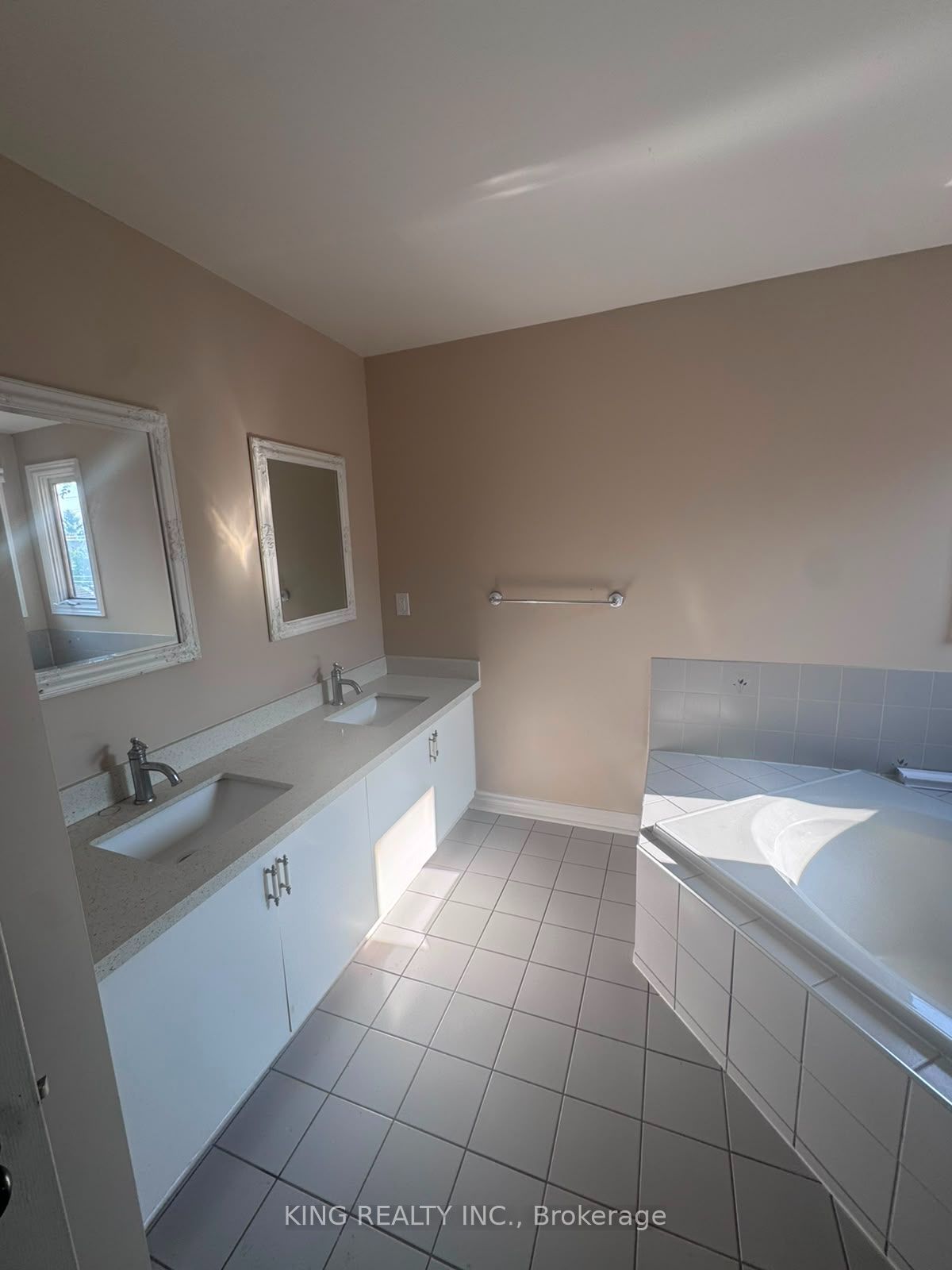 526 Grove Street E Property Photo 18