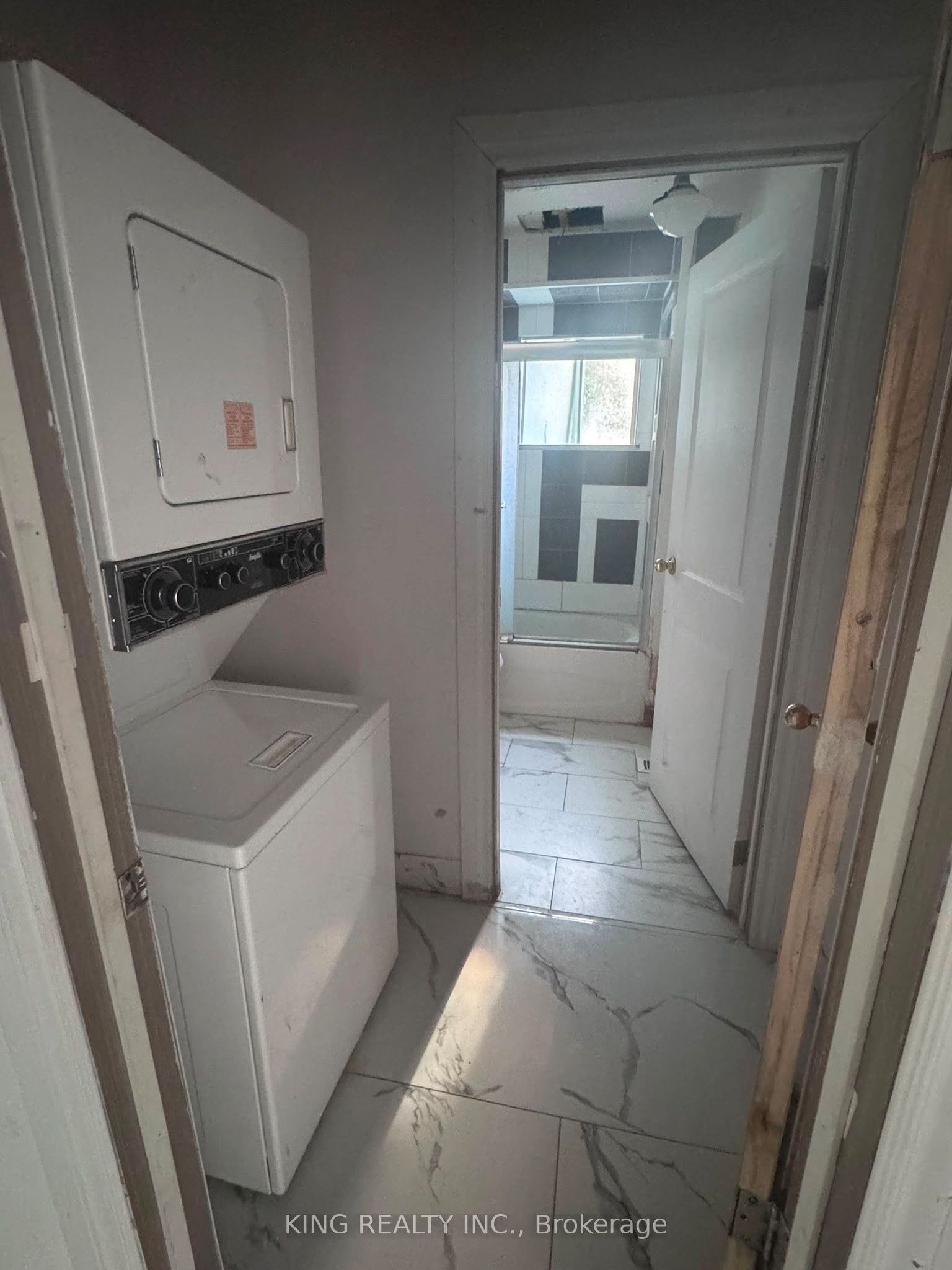 526 Grove Street E Property Photo 20
