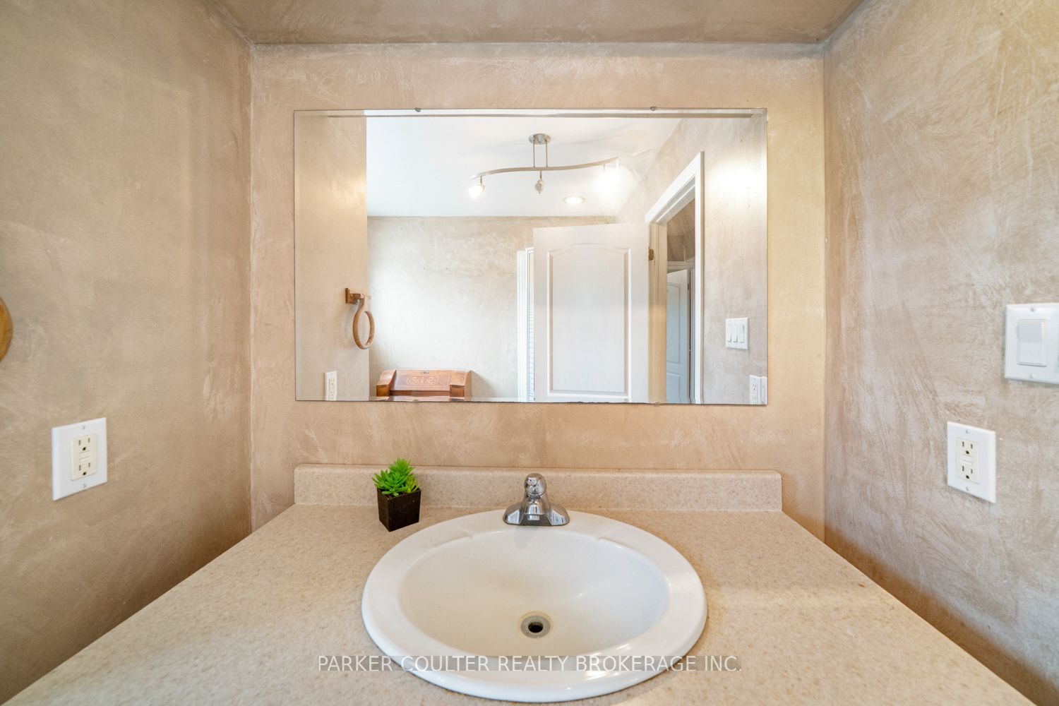 24 Parr Boulevard Property Photo 30