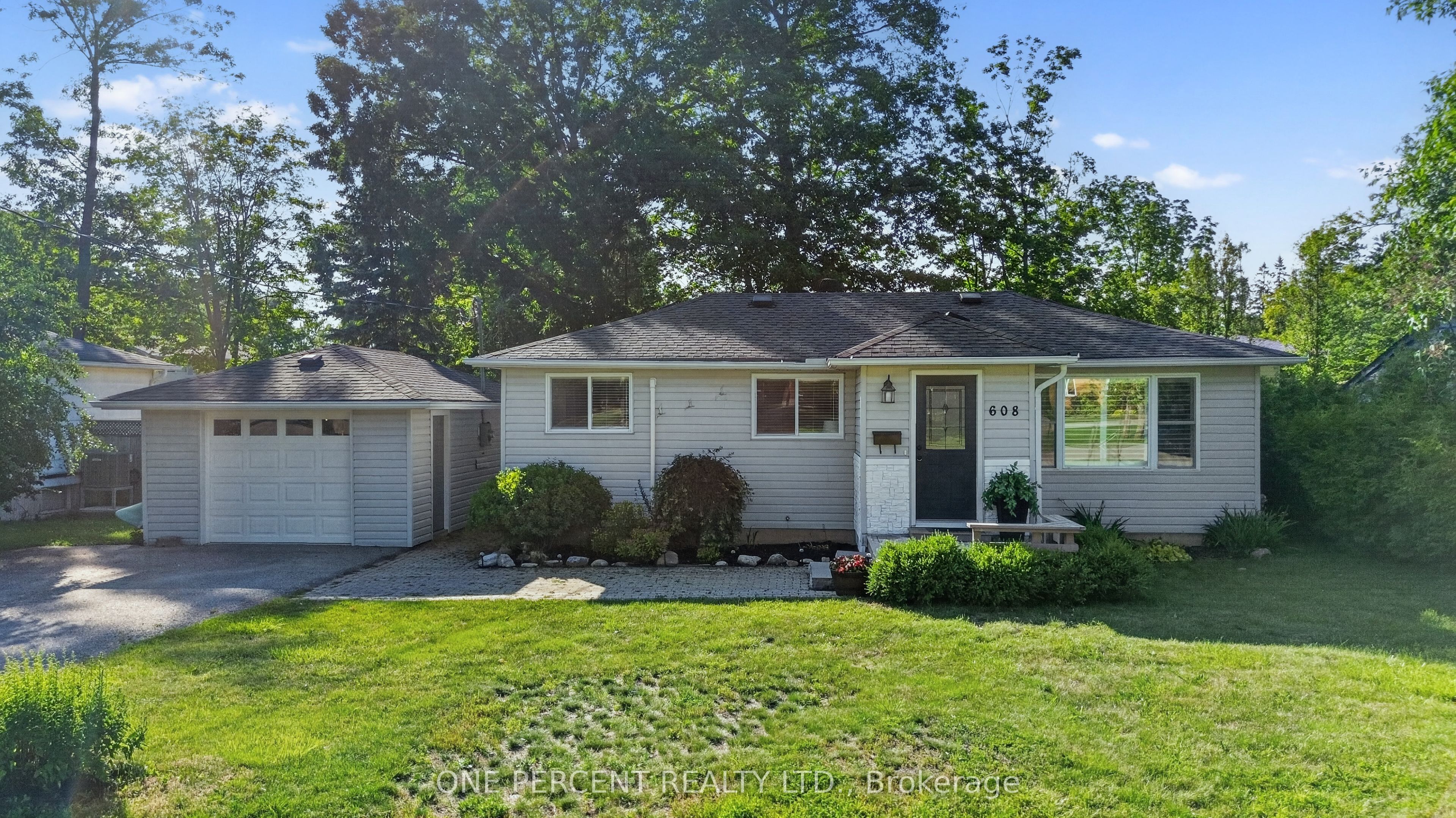 608 BROADVIEW Avenue Property Photo 1