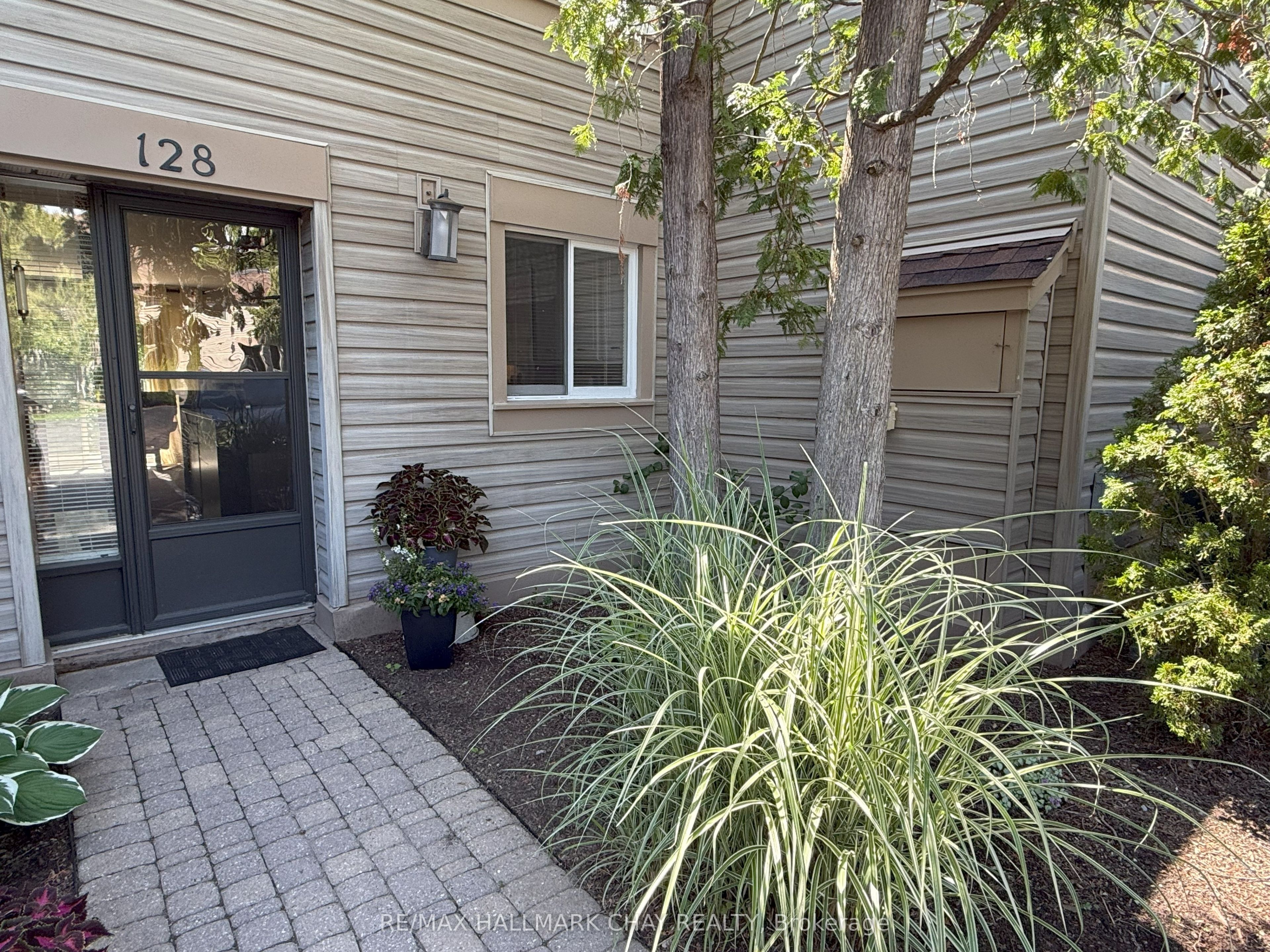128 Escarpment Crescent 18 Property Photo 1