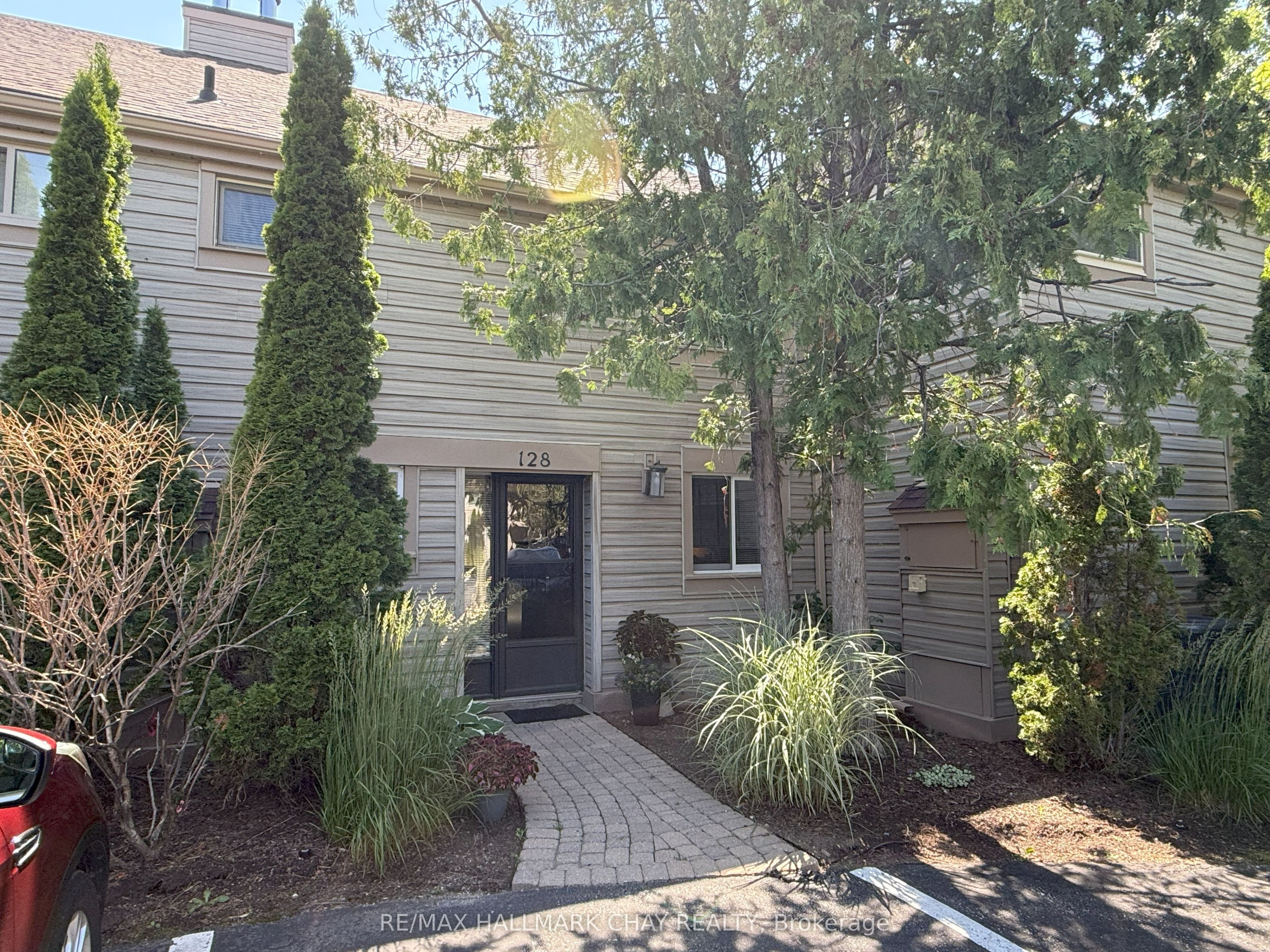 128 Escarpment Crescent 18 Property Photo 2