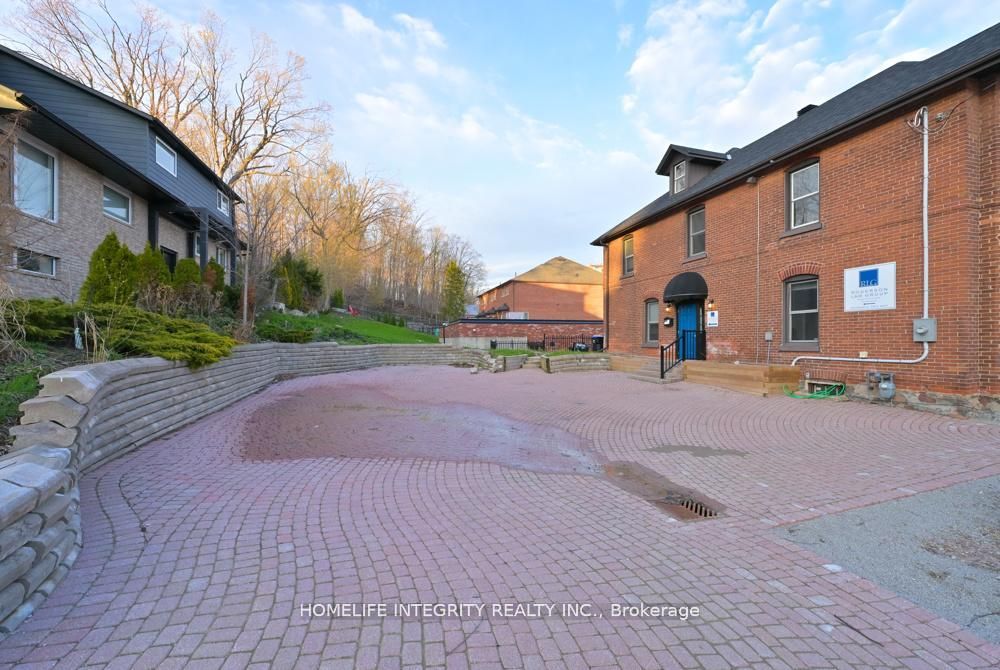 25 Berczy Street Property Photo 4